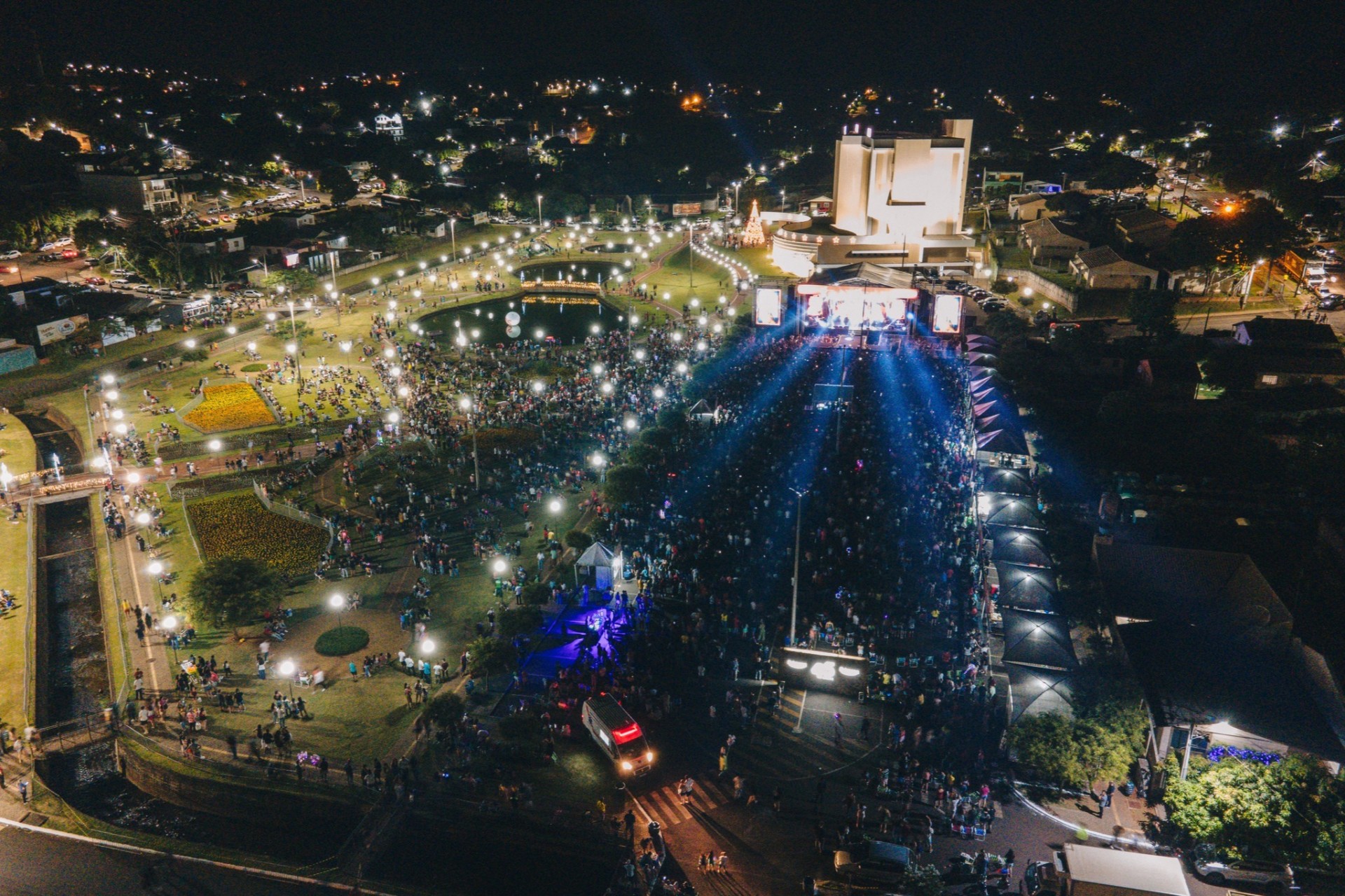 18 mil pessoas prestigiam show dos 45 anos da Frimesa