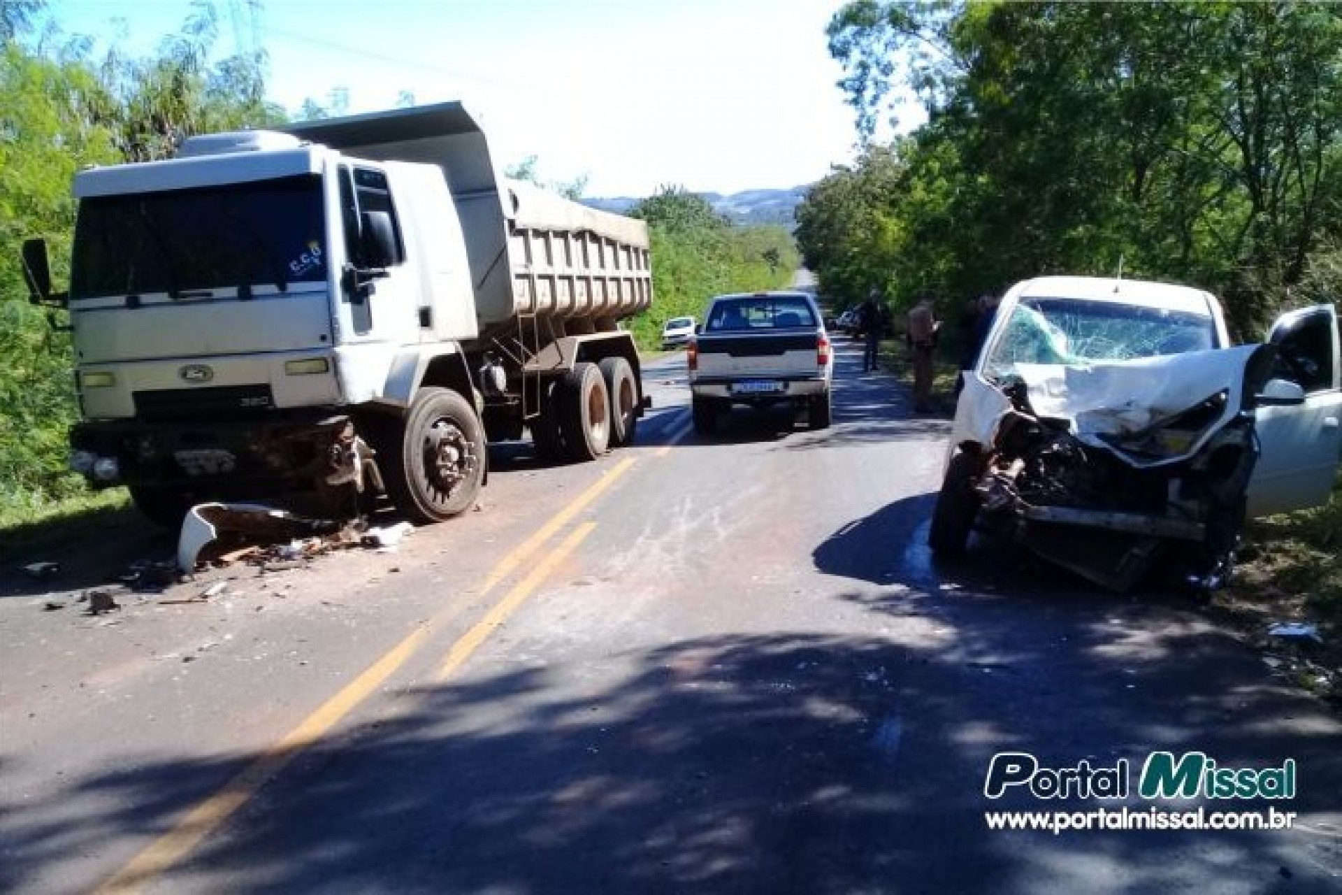 Acidente envolve três carros na PR 495 entre Missal e Medianeira