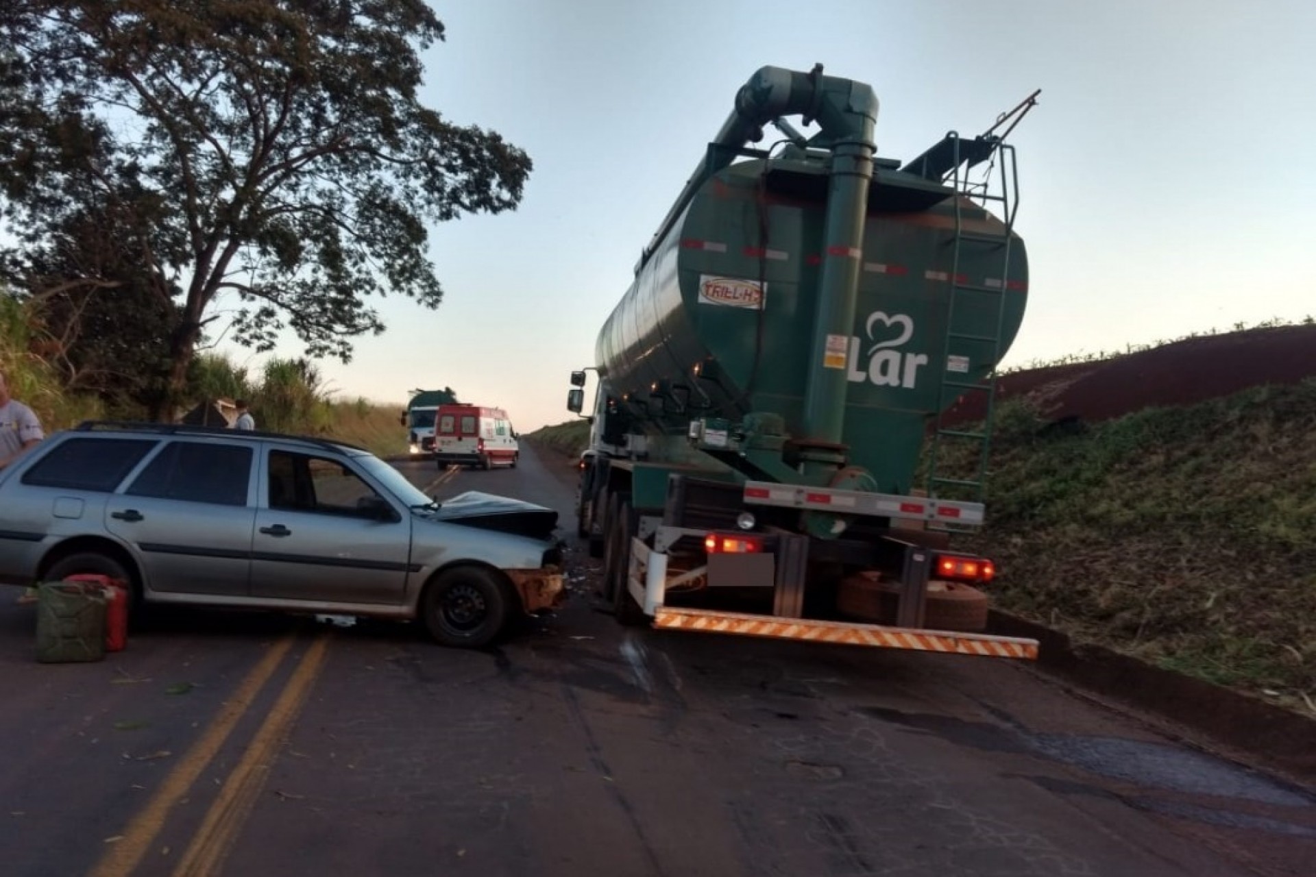 Acidente entre carro e caminhão deixa homem ferido na PR 497