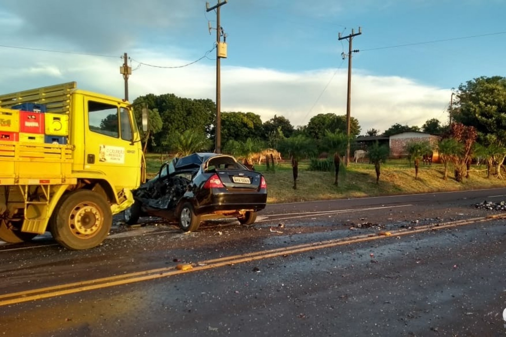 Acidente entre carro e caminhão deixa vítima gravemente ferida na PR 497 em Itaipulândia