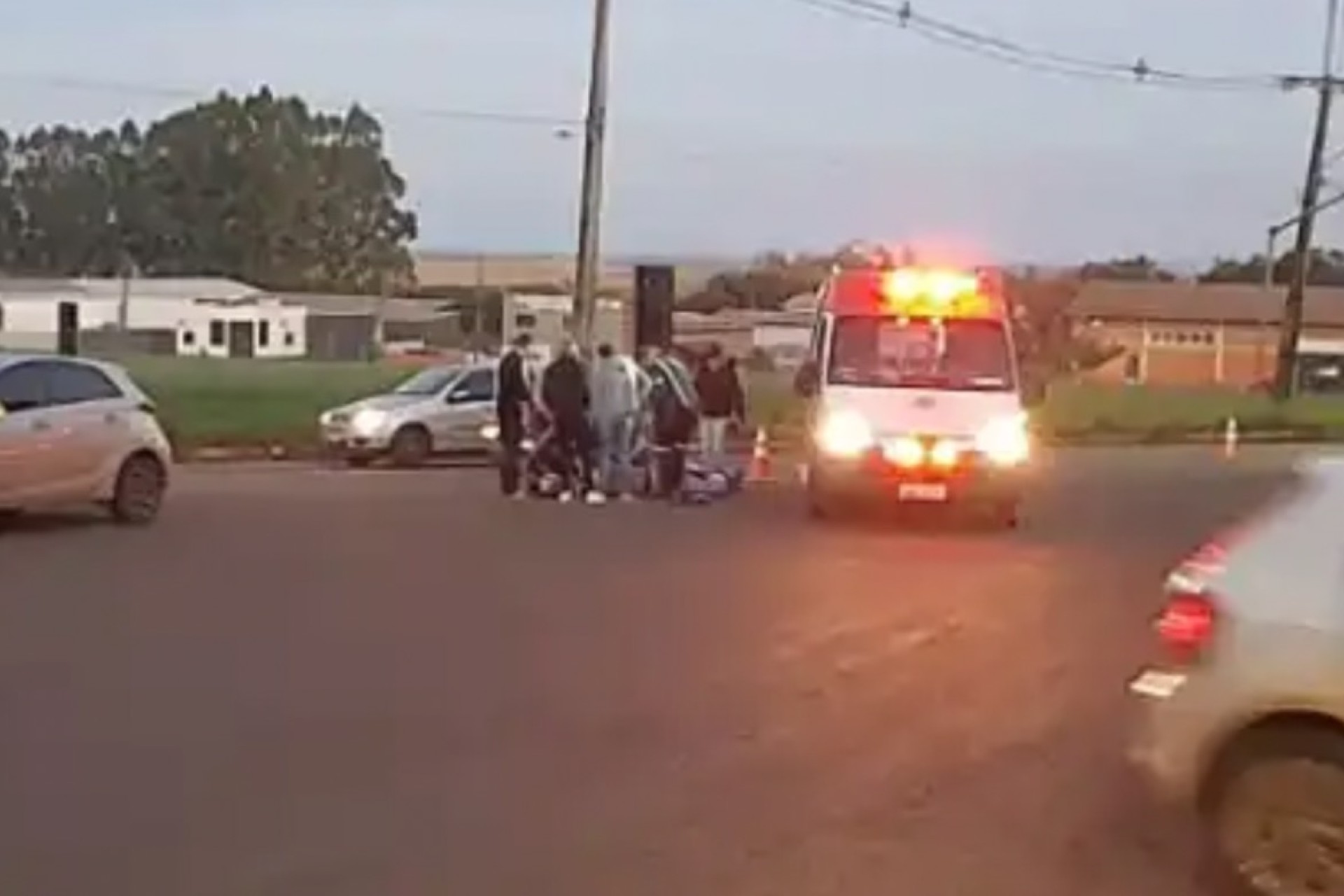 Acidente entre carro e motocicleta deixa idoso ferido na PR-495, em Missal
