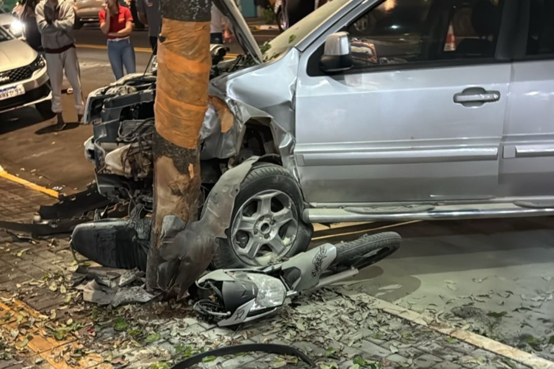 Acidente entre carro e motocicleta deixa pessoa ferida na Av. Tiradentes em Itaipulândia