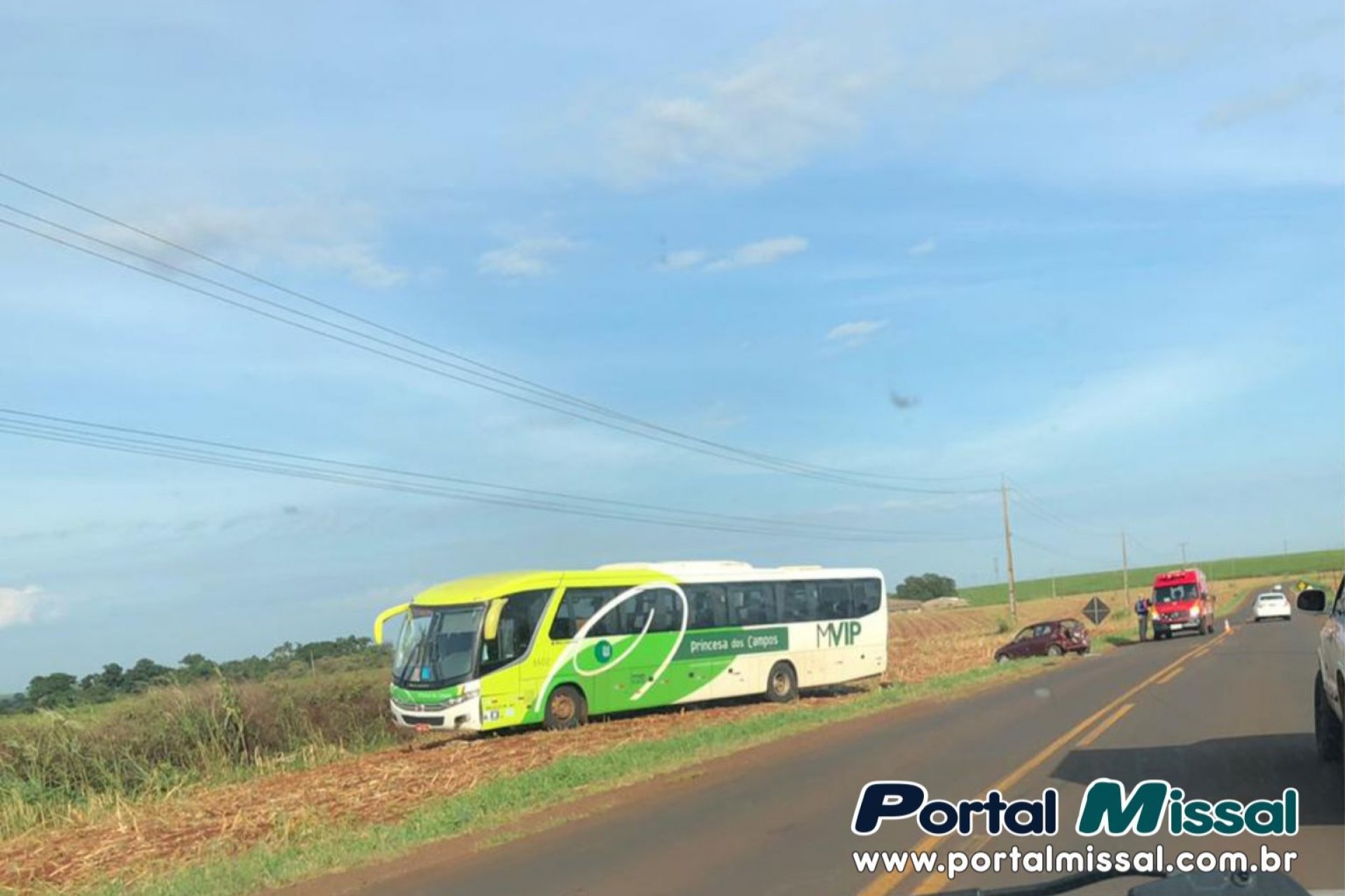 Acidente entre ônibus e carro foi registrado na PR 495 na manhã de hoje