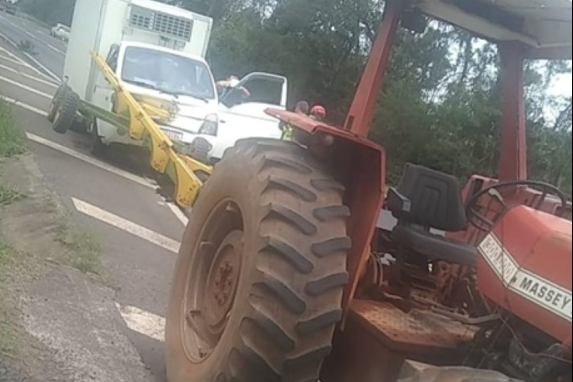 Acidente entre trator e caminhão deixa uma pessoa morta no Paraná