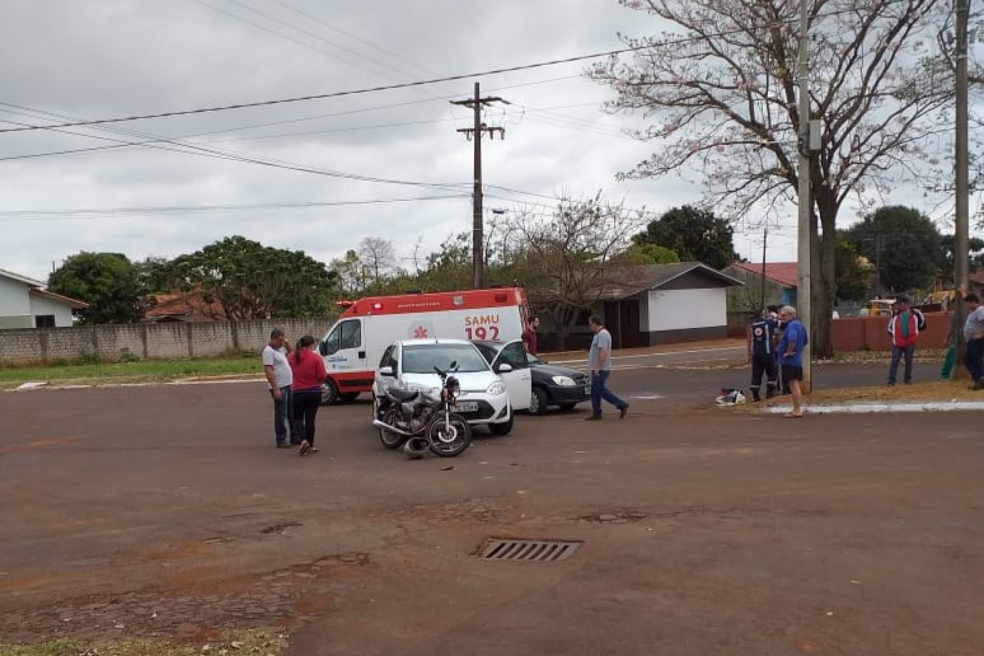 Acidente envolve carro e moto no Anel Viário em Itaipulândia