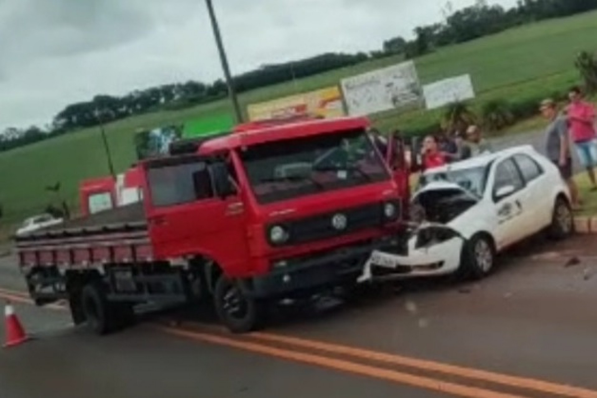 Acidente envolve um Caminhão e um Fiat Palio no Trevo da PR 497 no acesso à Itaipulândia
