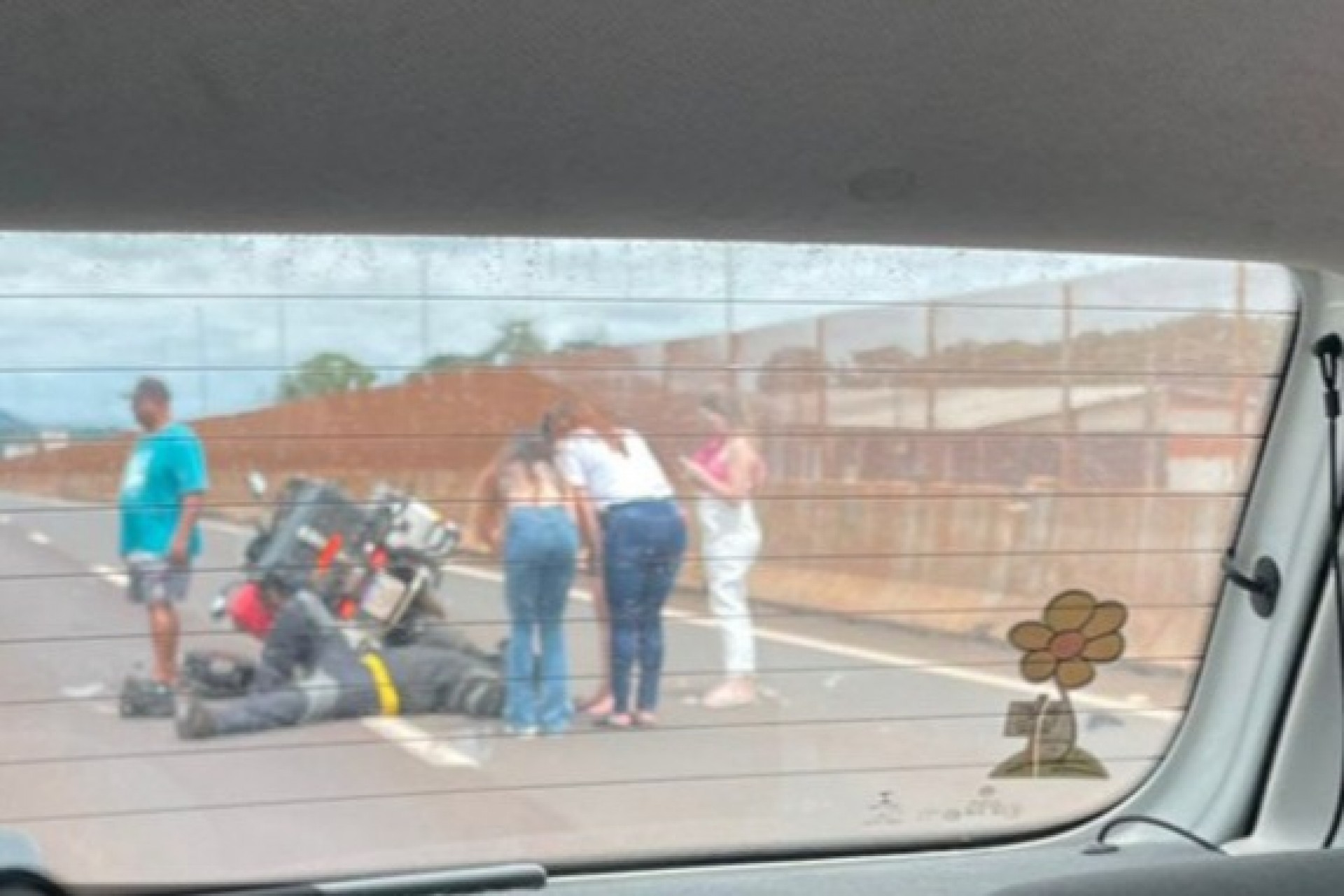 Acidente envolvendo moto e carreta é registrado na BR 277 em Matelândia