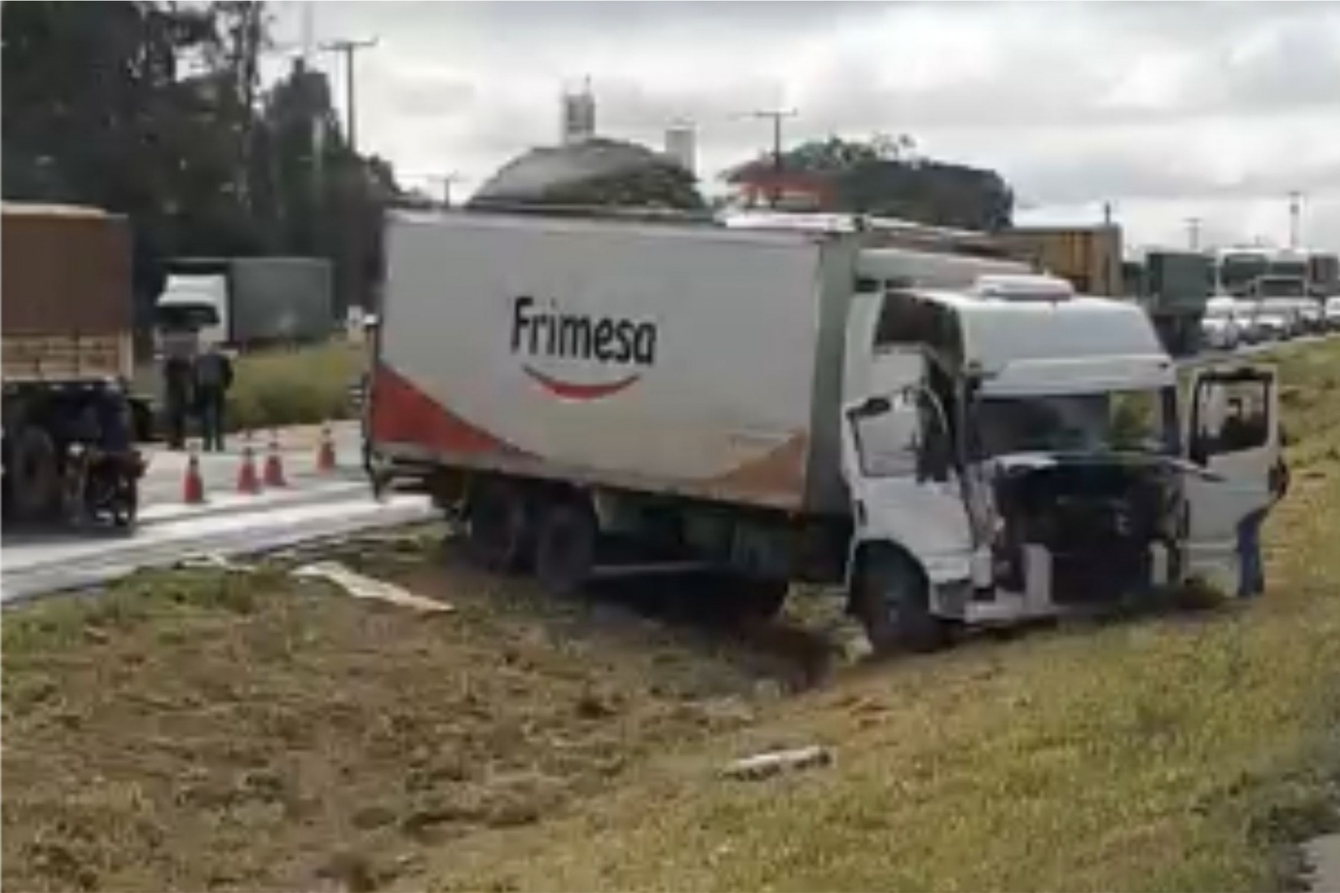 Acidente envolvendo três caminhões e uma moto deixou duas pessoas feridas