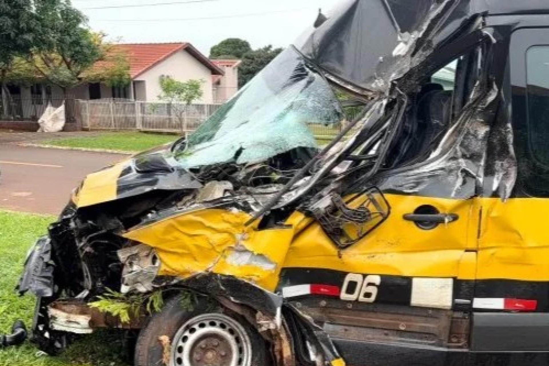 Acidente envolvendo van escolar deixa idoso ferido e mobiliza SAMU em Santa Helena
