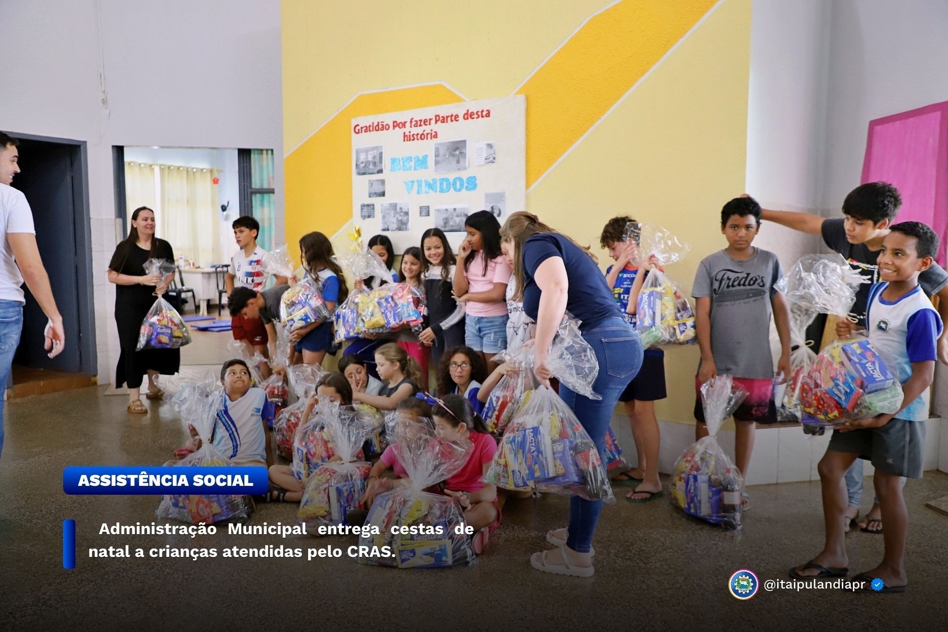Administração Municipal entrega cestas de natal a crianças atendidas pelo CRAS.