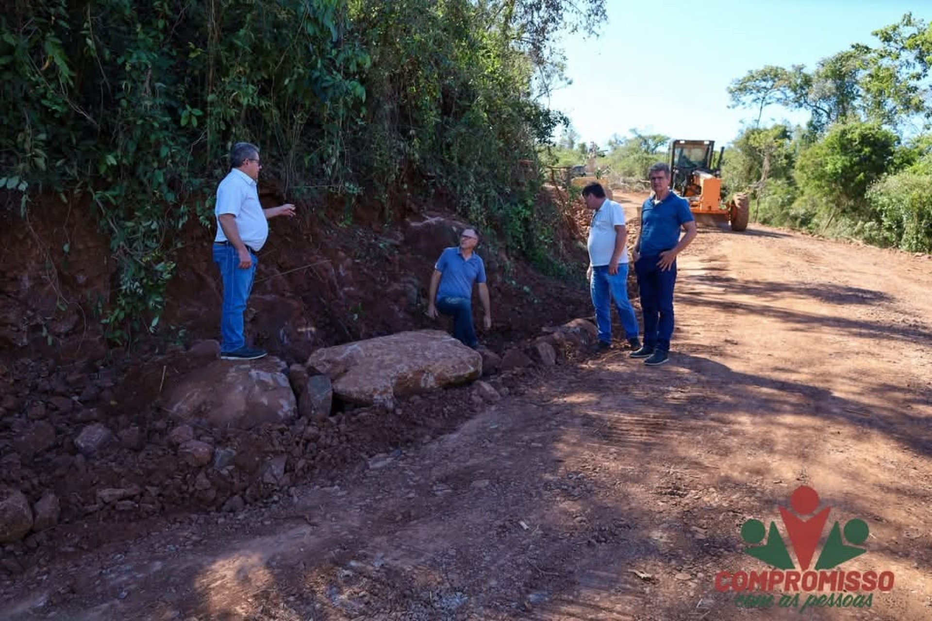 Administração realiza readequação de estrada entre Santa Cecília e Linha Três Irmãos