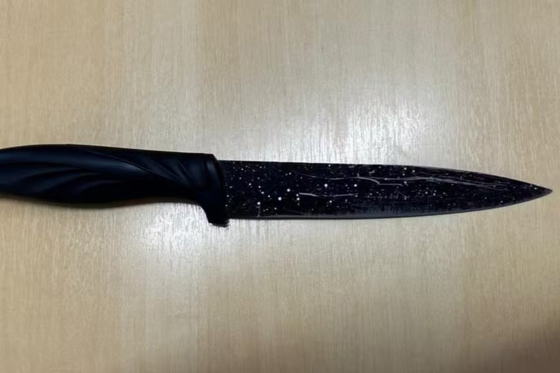 Adolescente de 13 anos vai até delegacia com faca atrás da avó após ameaçá-la, no PR