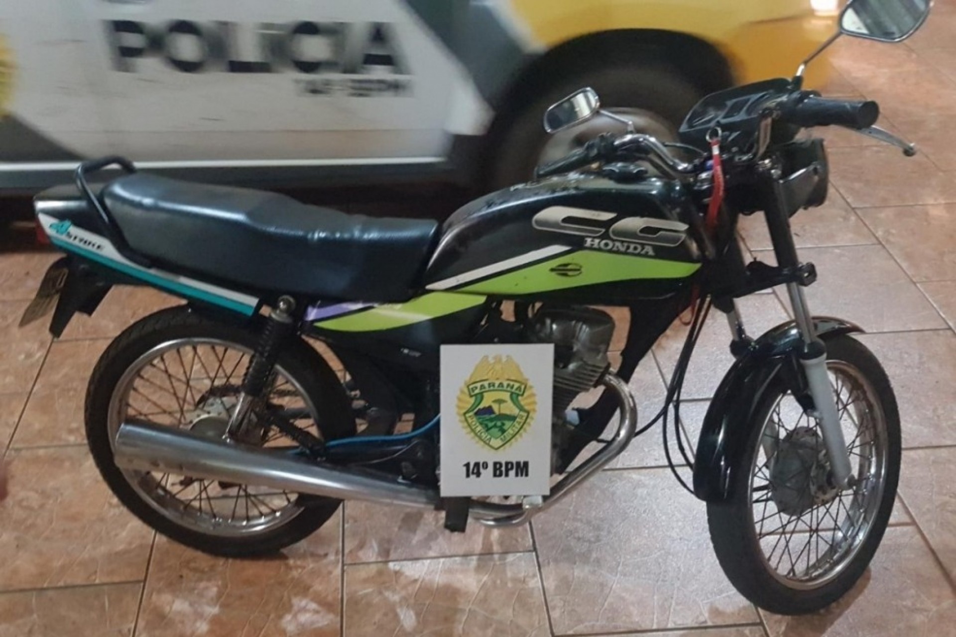 Adolescente é apreendido após empinar moto e colidir em viatura da Polícia Militar de São Miguel