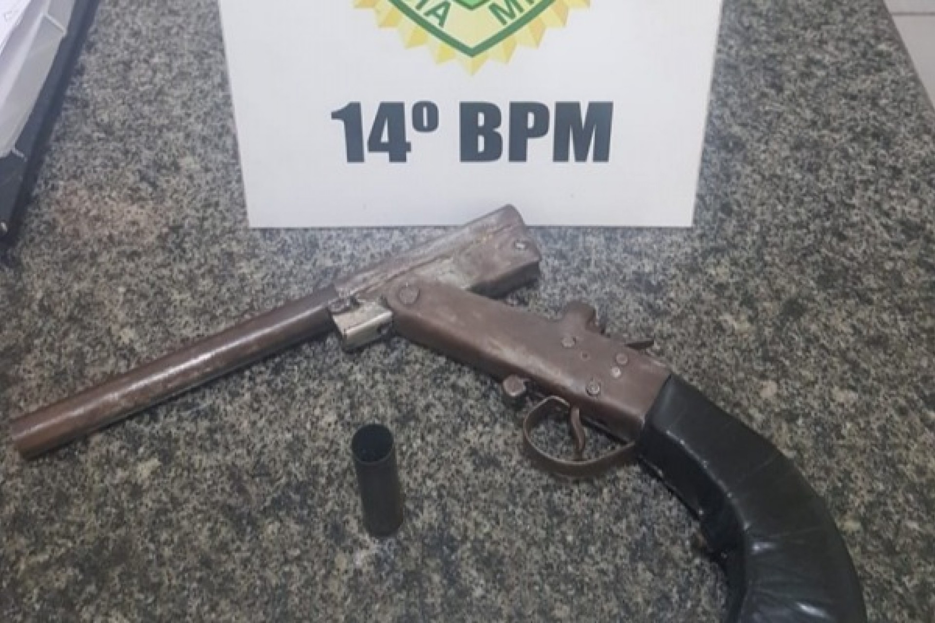 Adolescente é apreendido com arma após denúncia do próprio pai em São Miguel