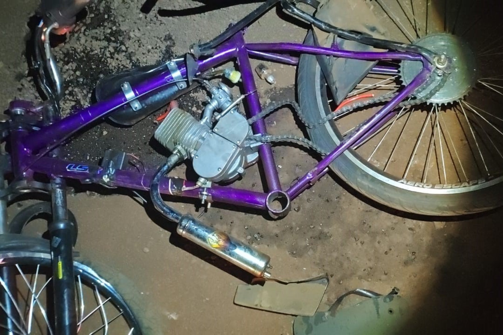 Adolescente foge da PM em bicicleta motorizada e sofre queda durante perseguição em Missal
