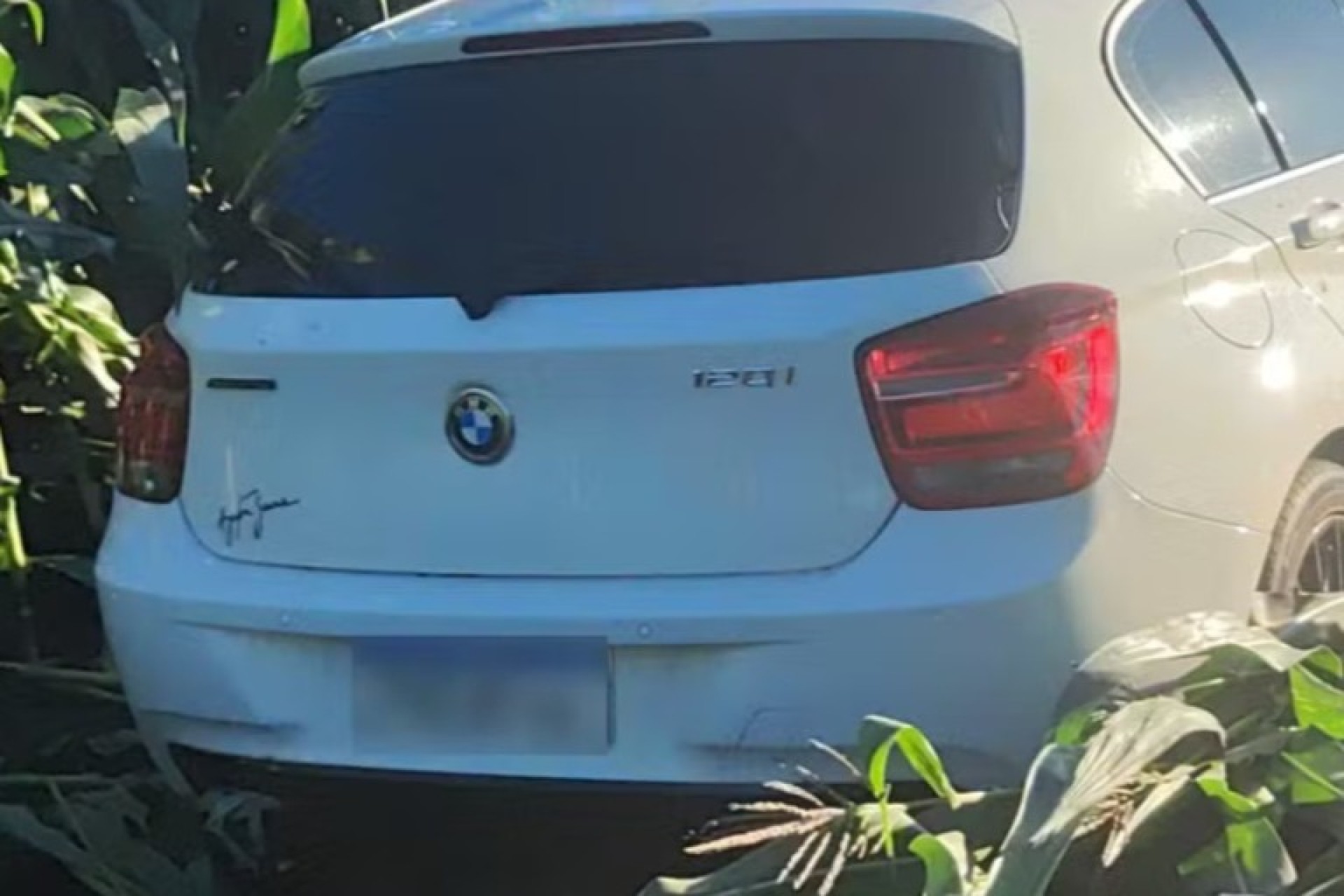 Agricultor aciona PM após encontrar BMW no meio de milharal, no Paraná