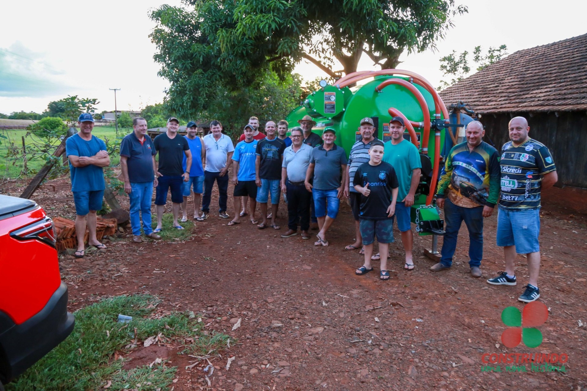 Agricultores da Linha Progresso em Missal recebem equipamento agrícola