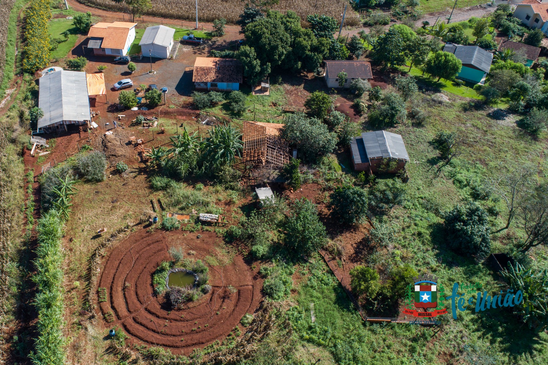 Alunos aprendem técnica de compostagem e observam modelos de produção sustentável em Missal