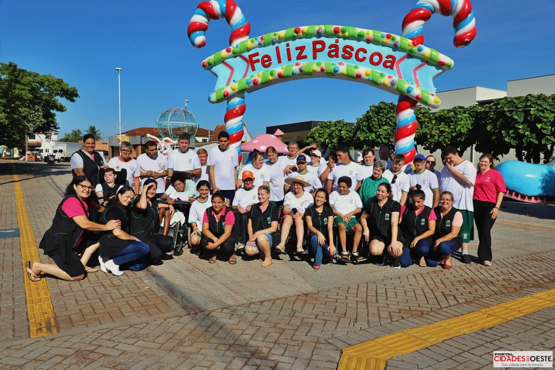Alunos da APAE de Missal visitam decoração de Páscoa em Itaipulândia