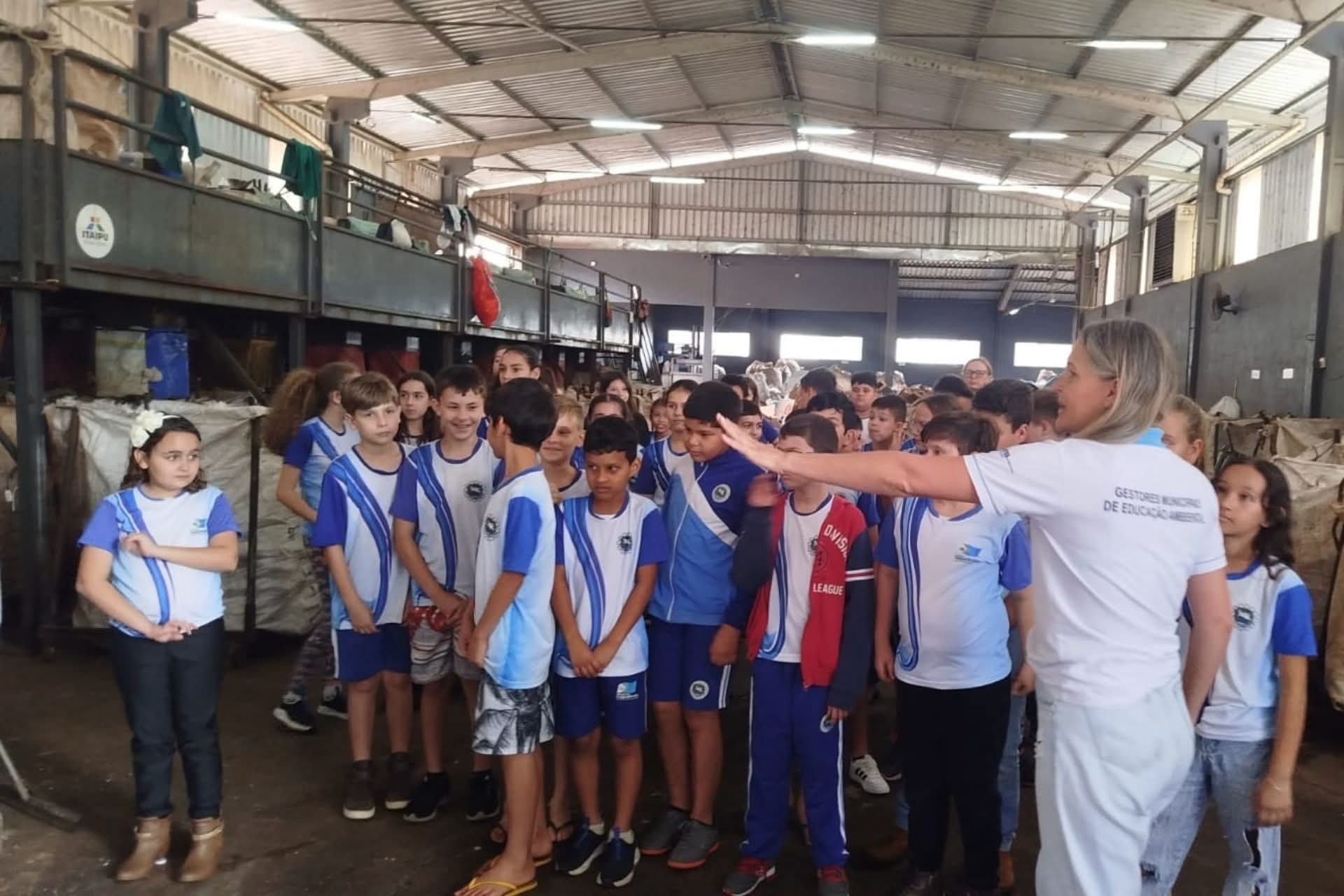 Alunos da Escola Municipal Carlos Gomes visitam a ASSOREMI em ação de educação ambiental.