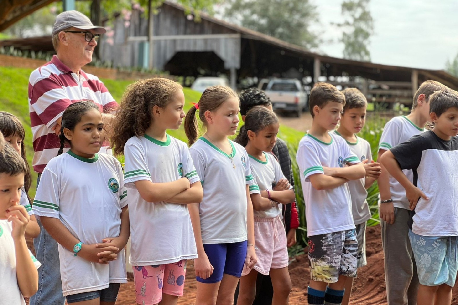 Alunos da Escola Olavo Bilac do Portão Ocoí acompanham construção de fossa ecológica em Missal