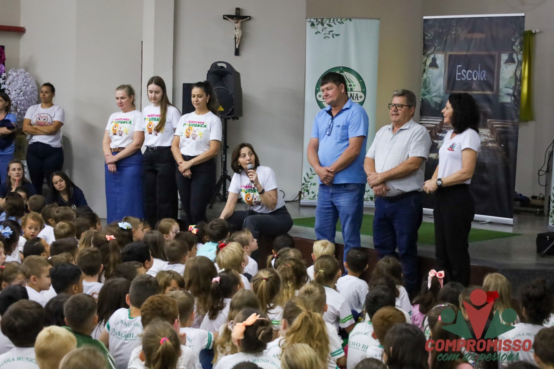 Alunos de Missal prestigiam Teatro do Sicredi com foco na Educação Financeira