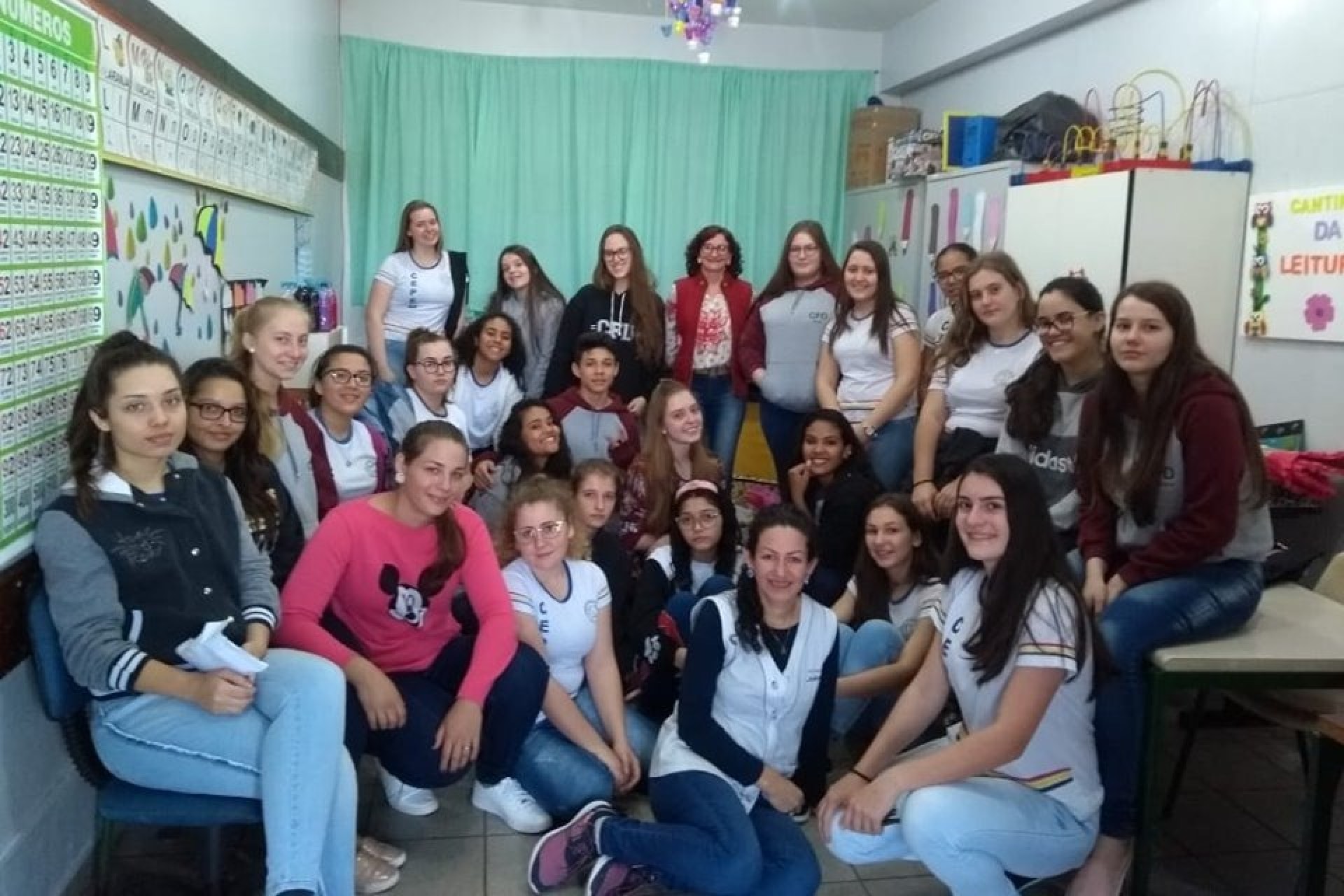 Alunos do CEPEM visitam sala de recursos para alunos com deficiência visual.