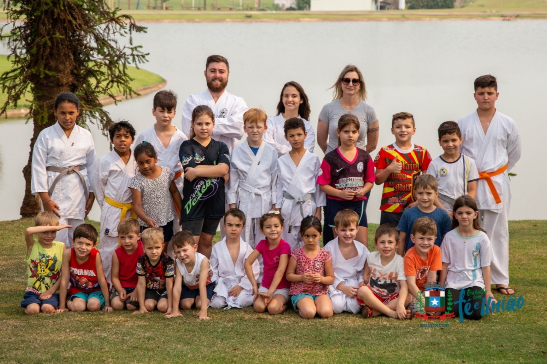 Alunos do Projeto Aprendiz de Missal participam de aula recreativa de Karatê no Lago Municipal