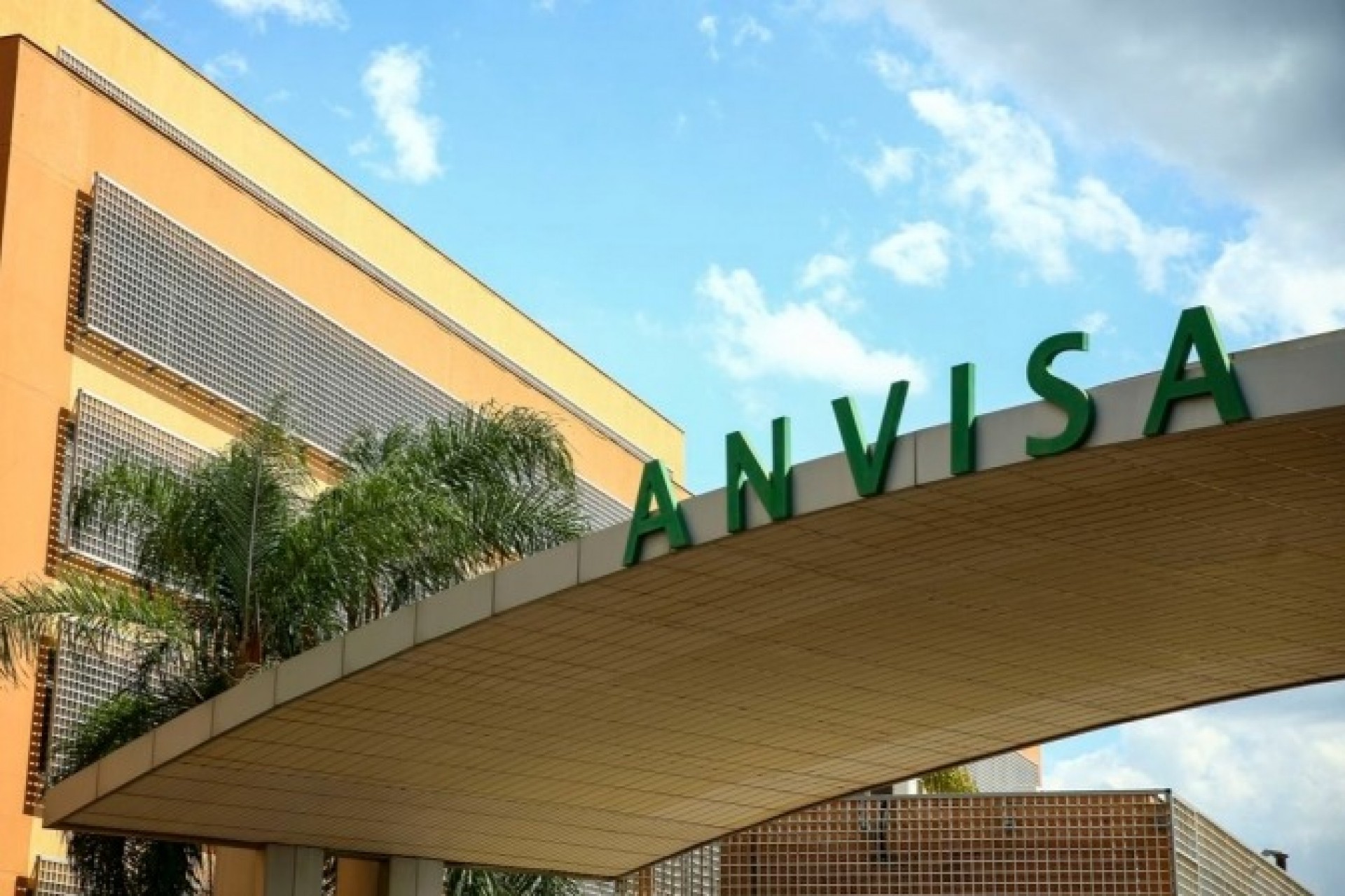 Anvisa proíbe fabricação de sete produtos para cabelos; veja a lista