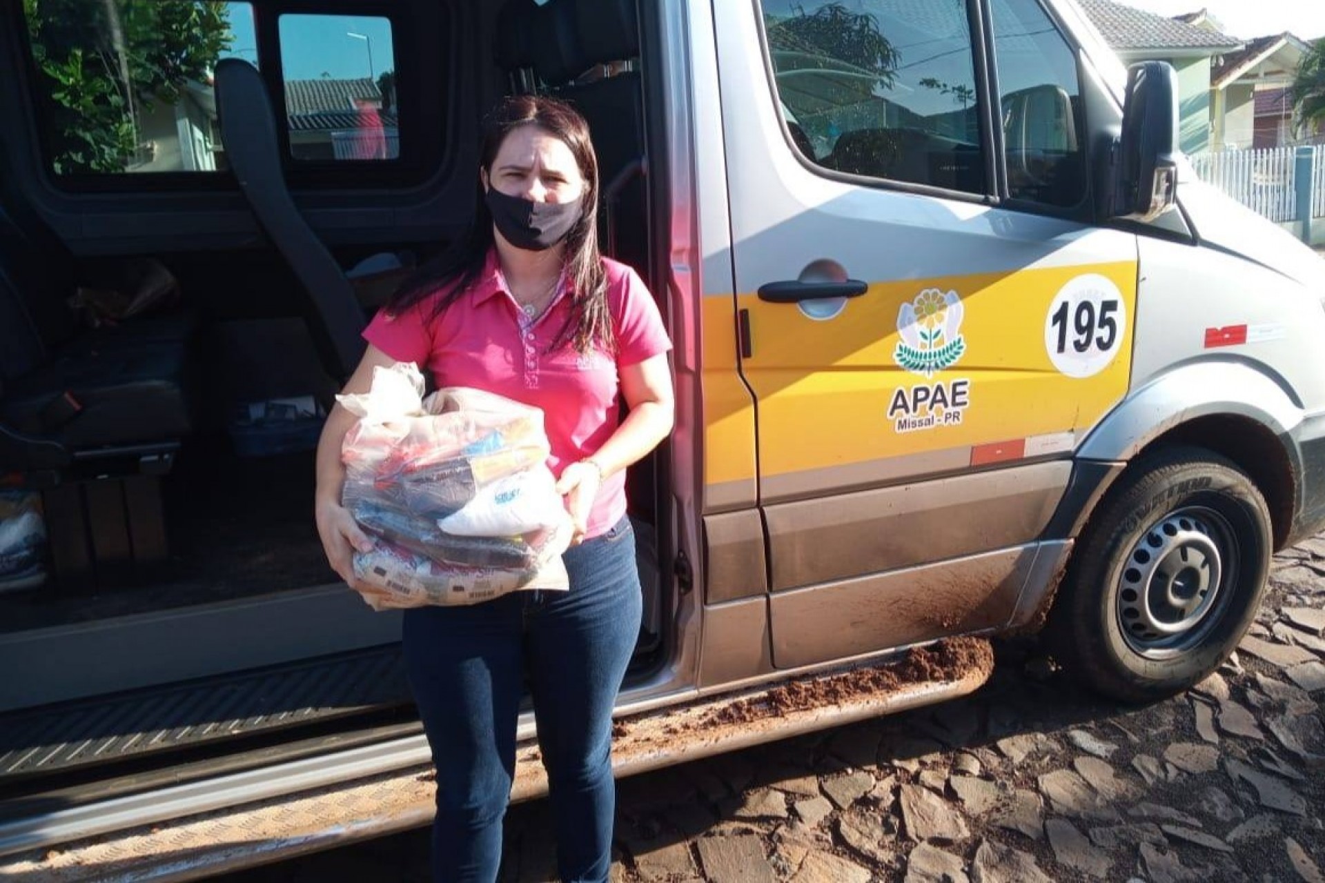 APAE de Missal distribuiu nesta terça e quarta-feira cestas básicas arrecadadas  na Live do Xi