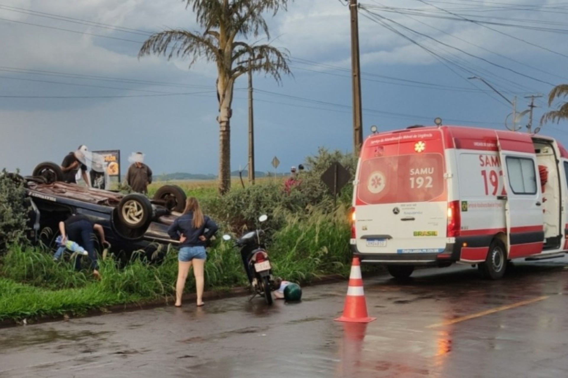 Após capotamento SAMU é acionado para socorrer o motorista em Itaipulândia