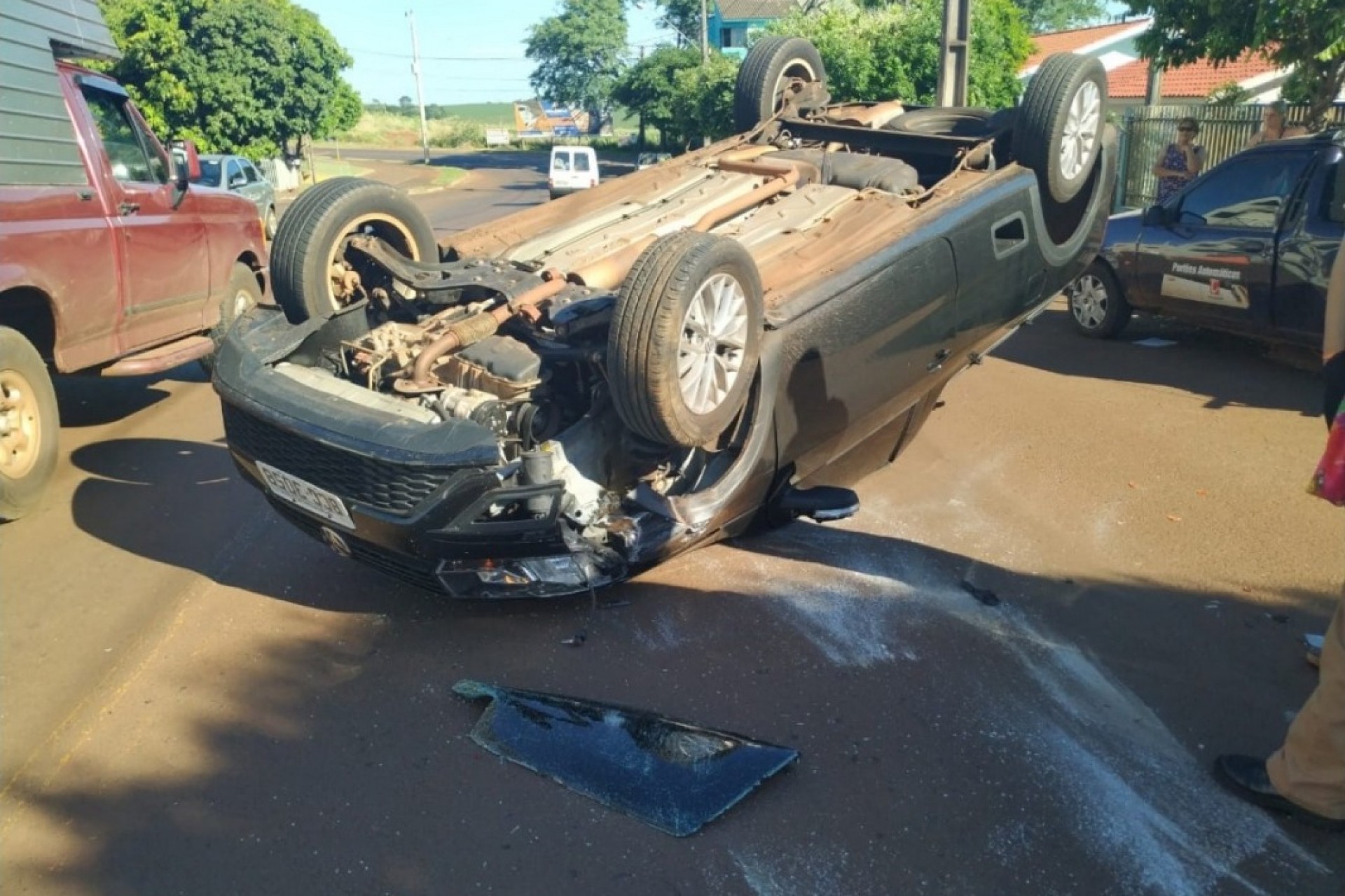 Após colisão veículo tomba em São Miguel do Iguaçu