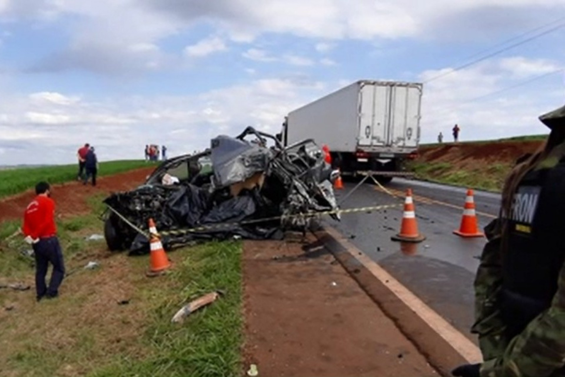 Após matar pai a facadas, filho foge de carro e morre em acidente no Paraná