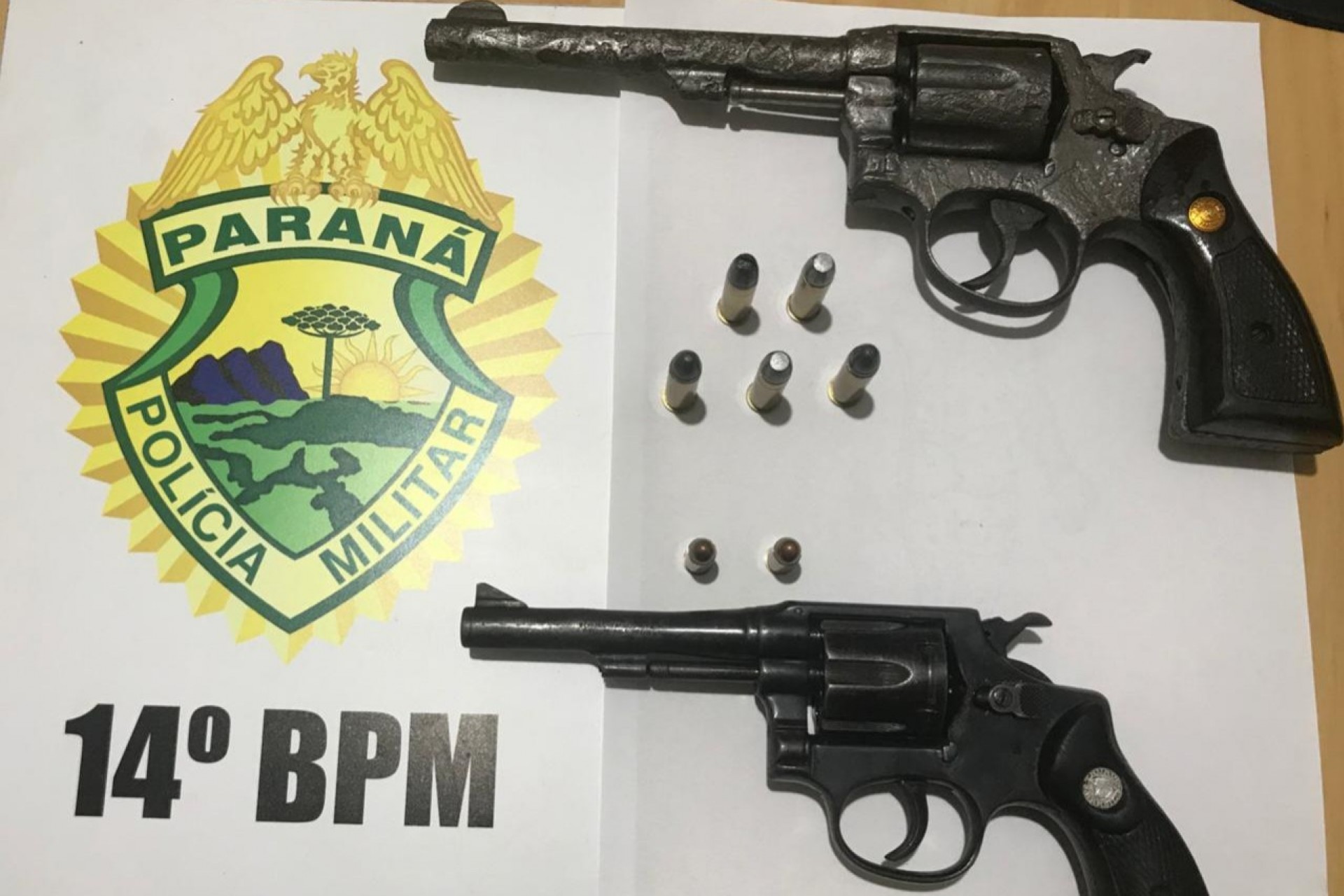 Armas são apreendidas e condutor de veículo é preso pela PM