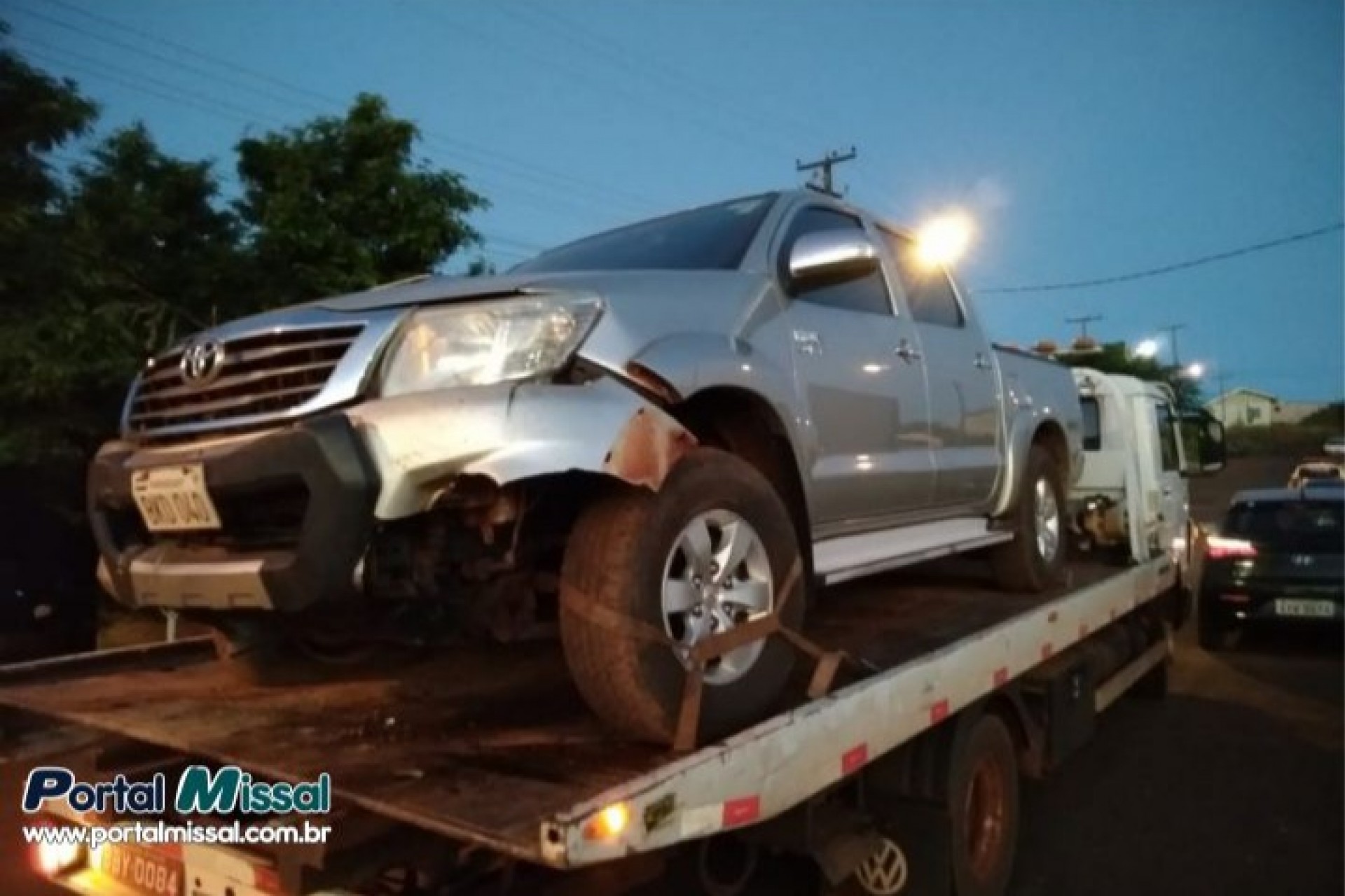 Assaltante colide em poste com caminhonete roubada após fugir da PM em São Miguel