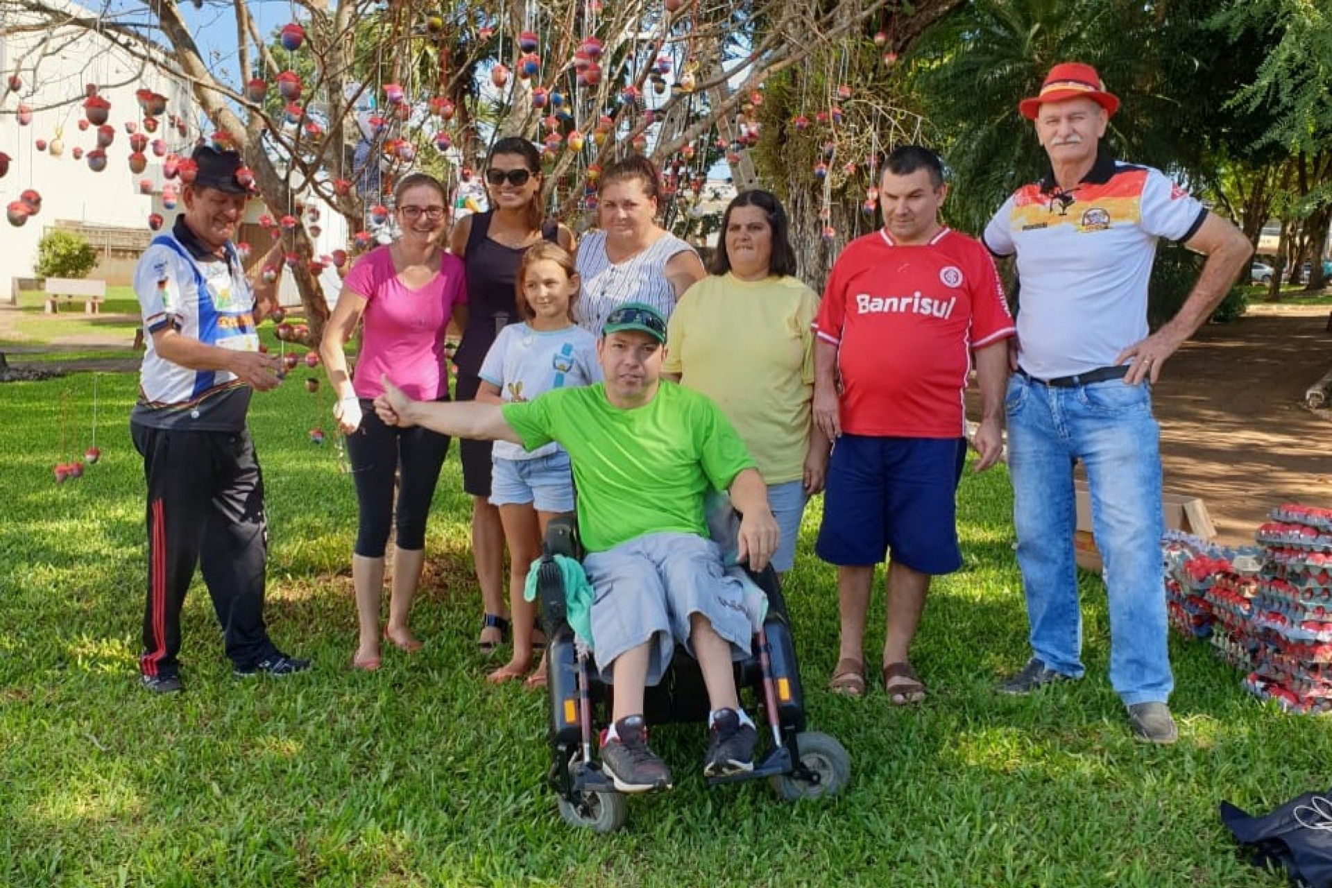 Associação dos Deficientes Físicos de Missal monta Árvore de Páscoa na Praça Central