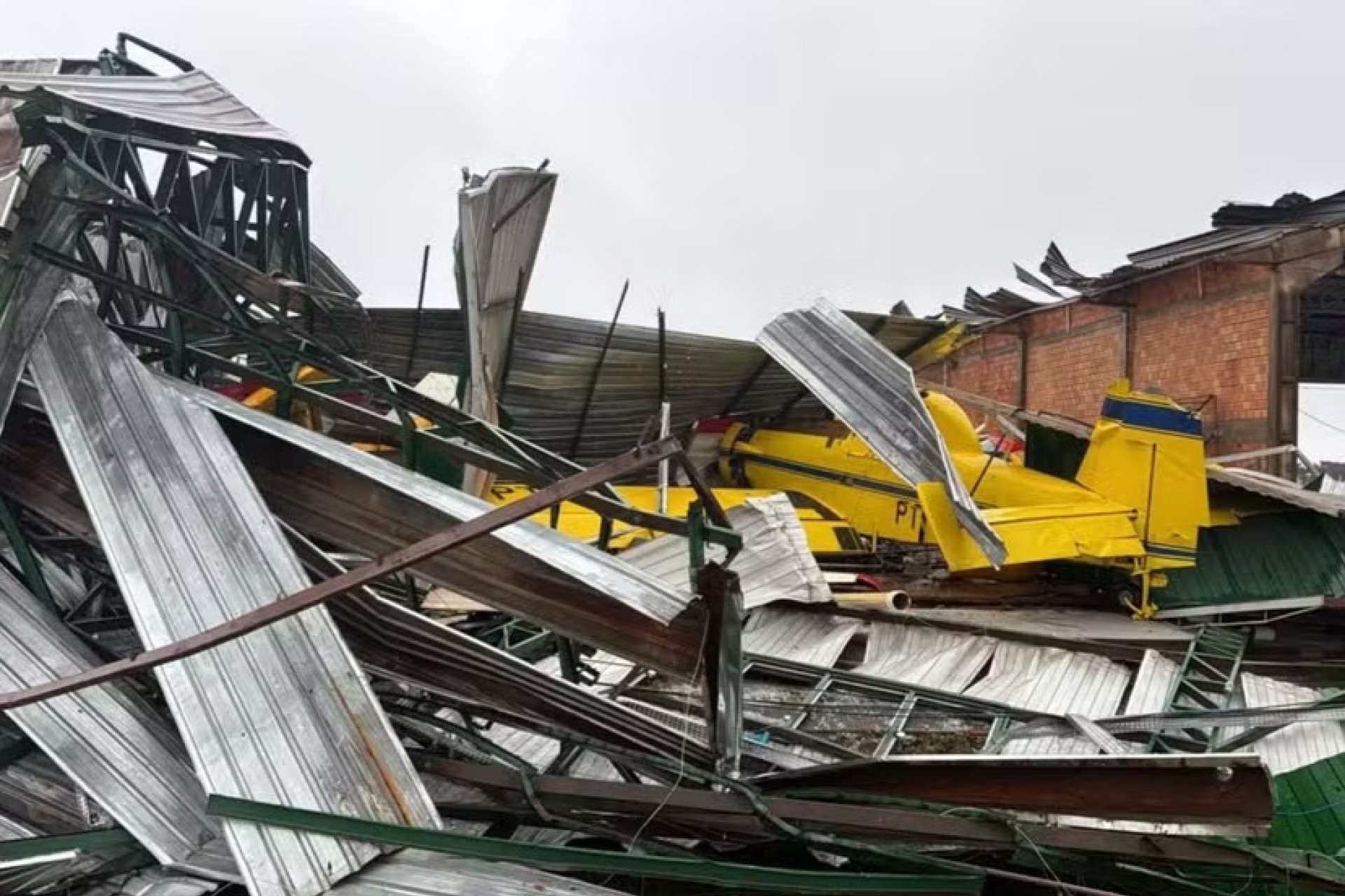 Aviões ficam danificados após vendaval destruir hangares de aeroclube no Paraná