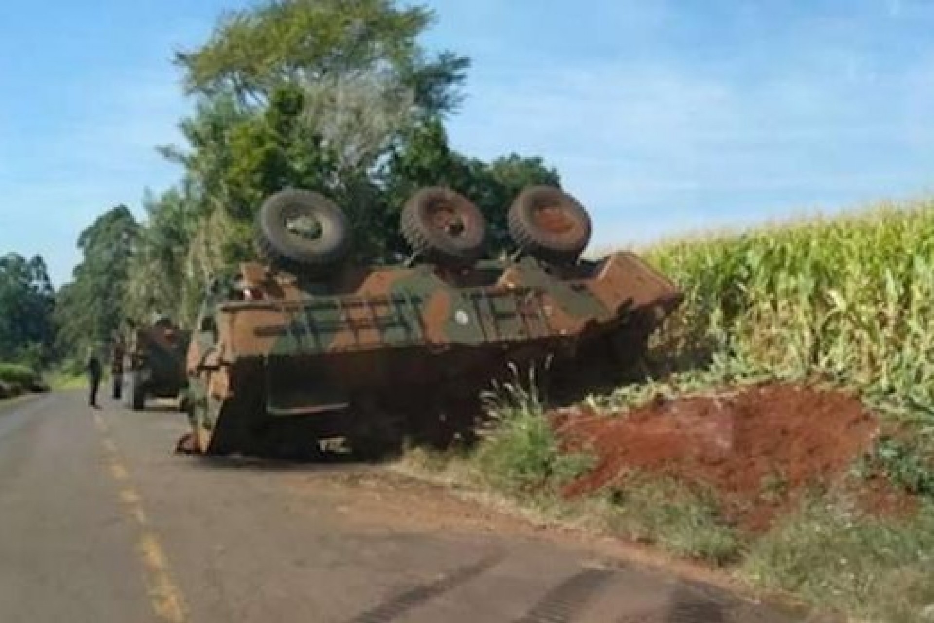 Blindado do Exército tomba em estrada rural