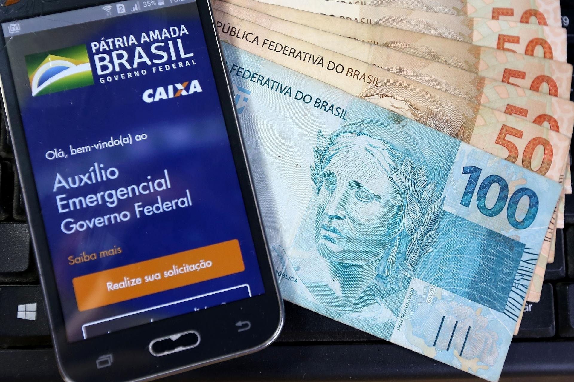 Bolsonaro diz que auxílio emergencial será de R$ 300 por mais 4 meses