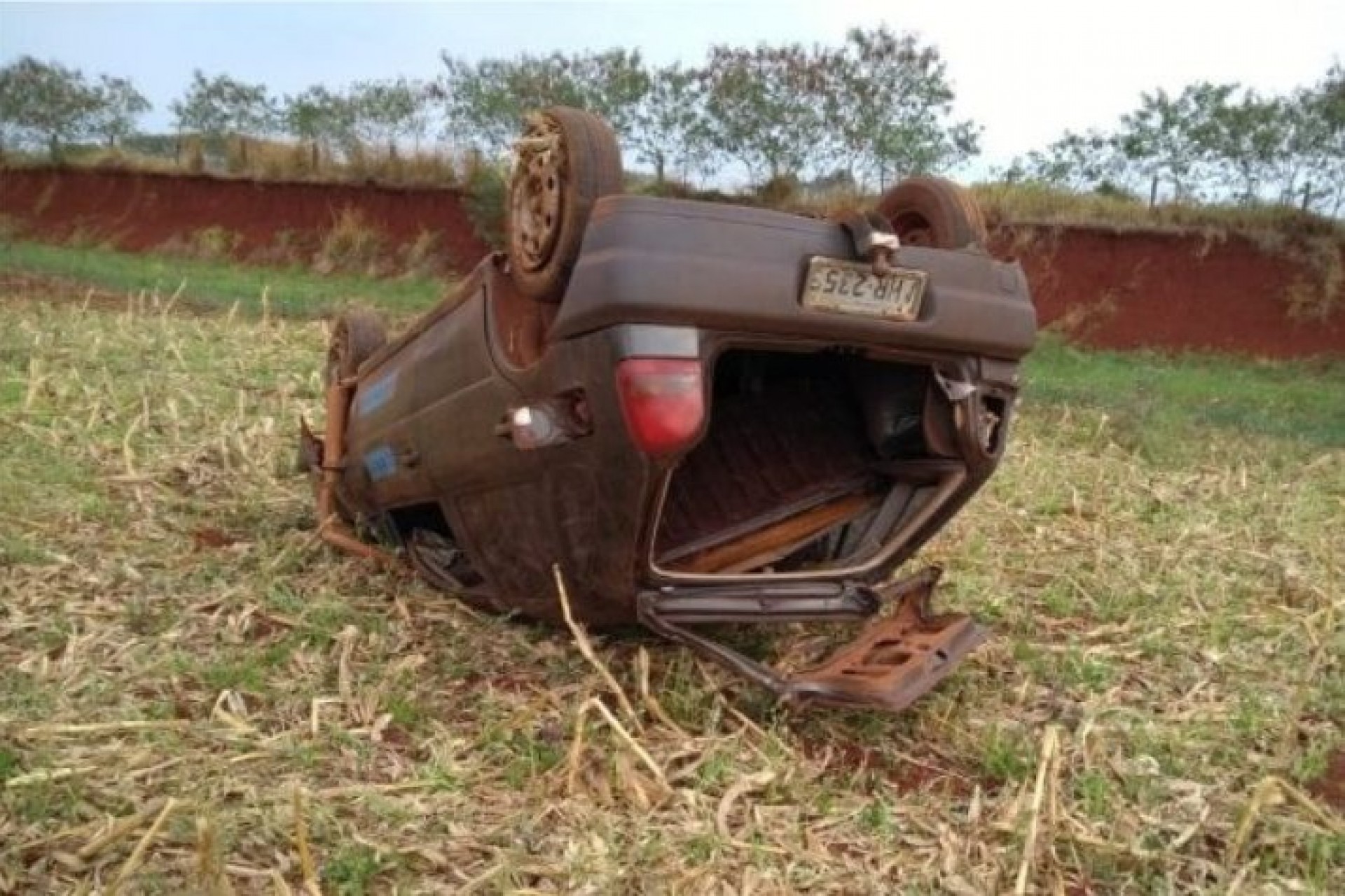 Bombeiros socorrem motorista que ficou ferido em capotamento na PR 495