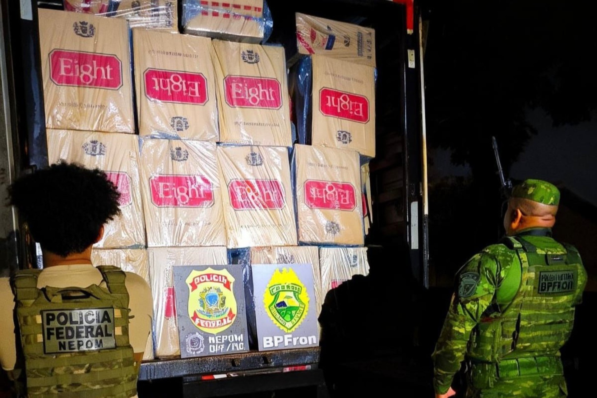 BPFRON e PF apreendem caminhão carregado com 10.000 pacotes de cigarros contrabandeados do Paraguai