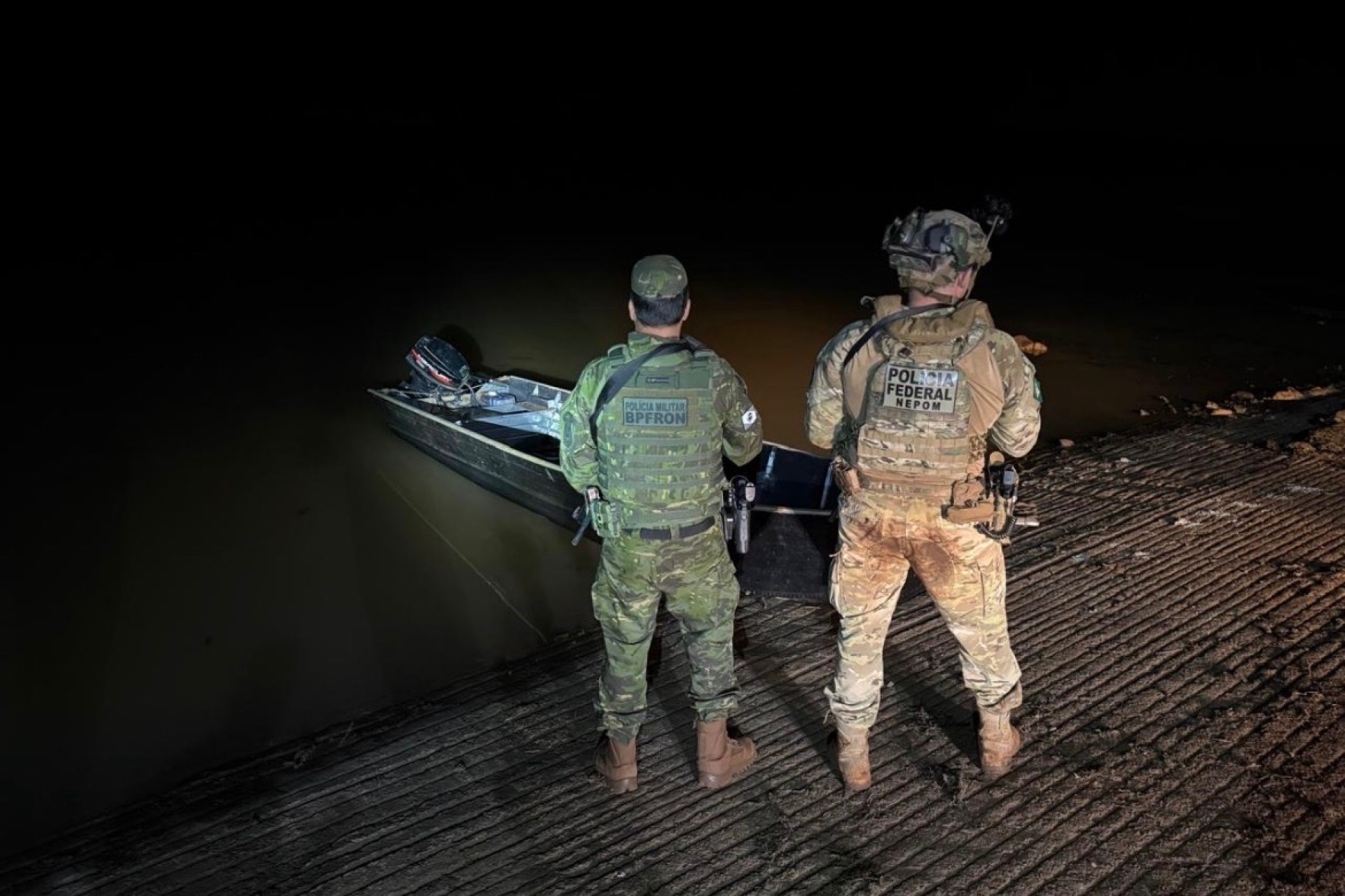 BPFRON E PF prendem dois homens e apreendem embarcação com mais de 154kg de maconha em Missal