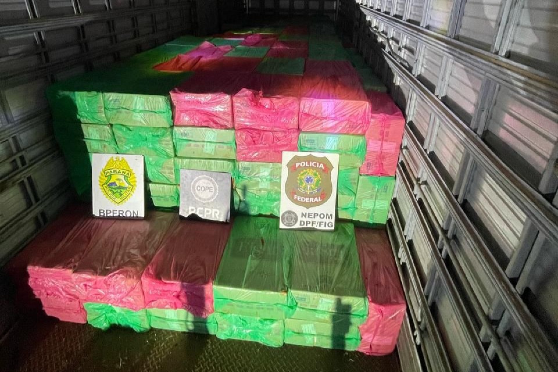 BPFRON, PF/NEPOM E PC apreendem mais de 18 mil pacotes de cigarros contrabandeados em Itaipulândia