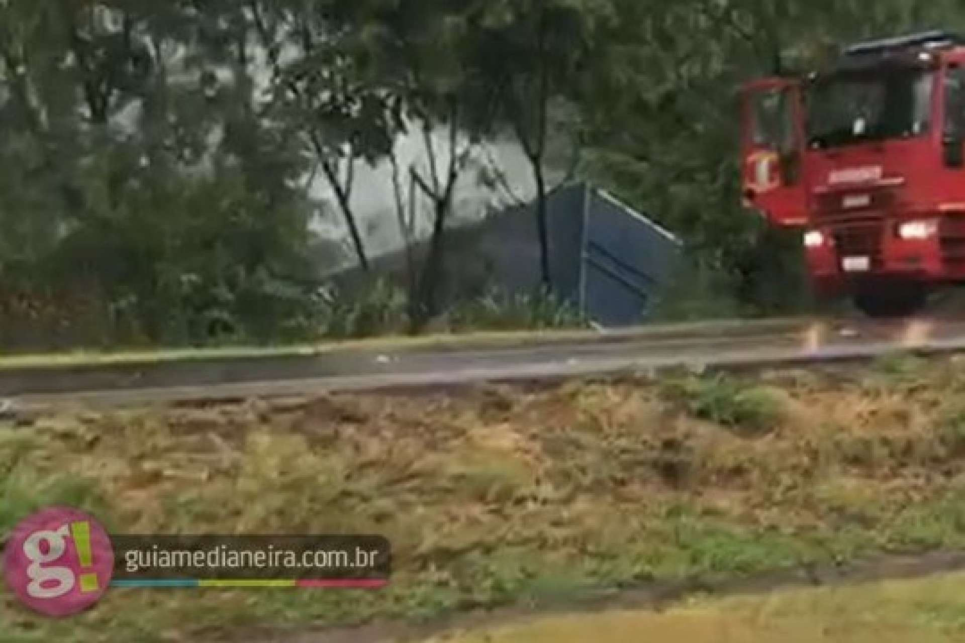 BR 277: Motorista foge após carreta carregada com maconha cair em barranco e pegar fogo