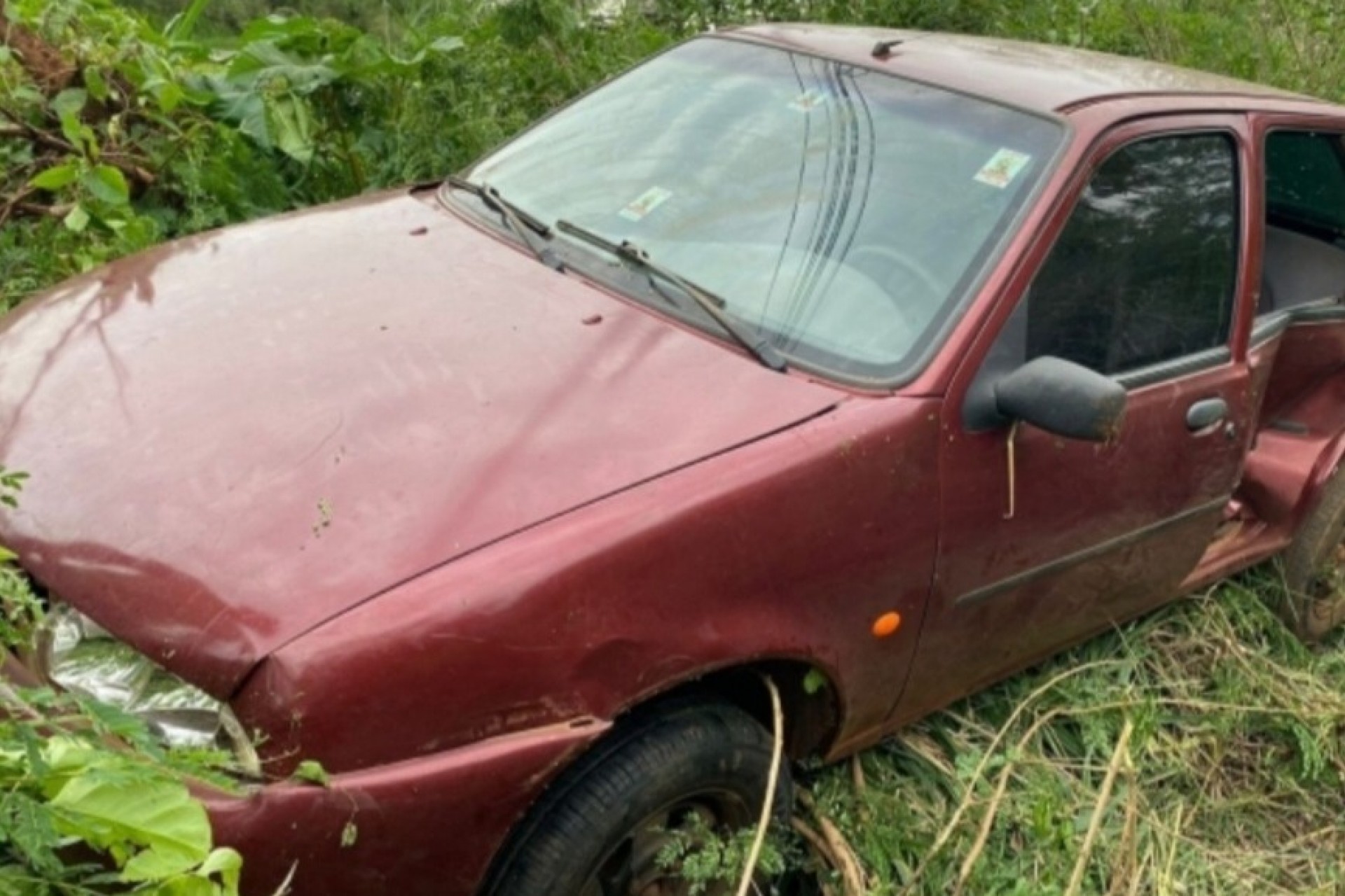 Buraco na pista causa acidente na PR 488, em Santa Helena