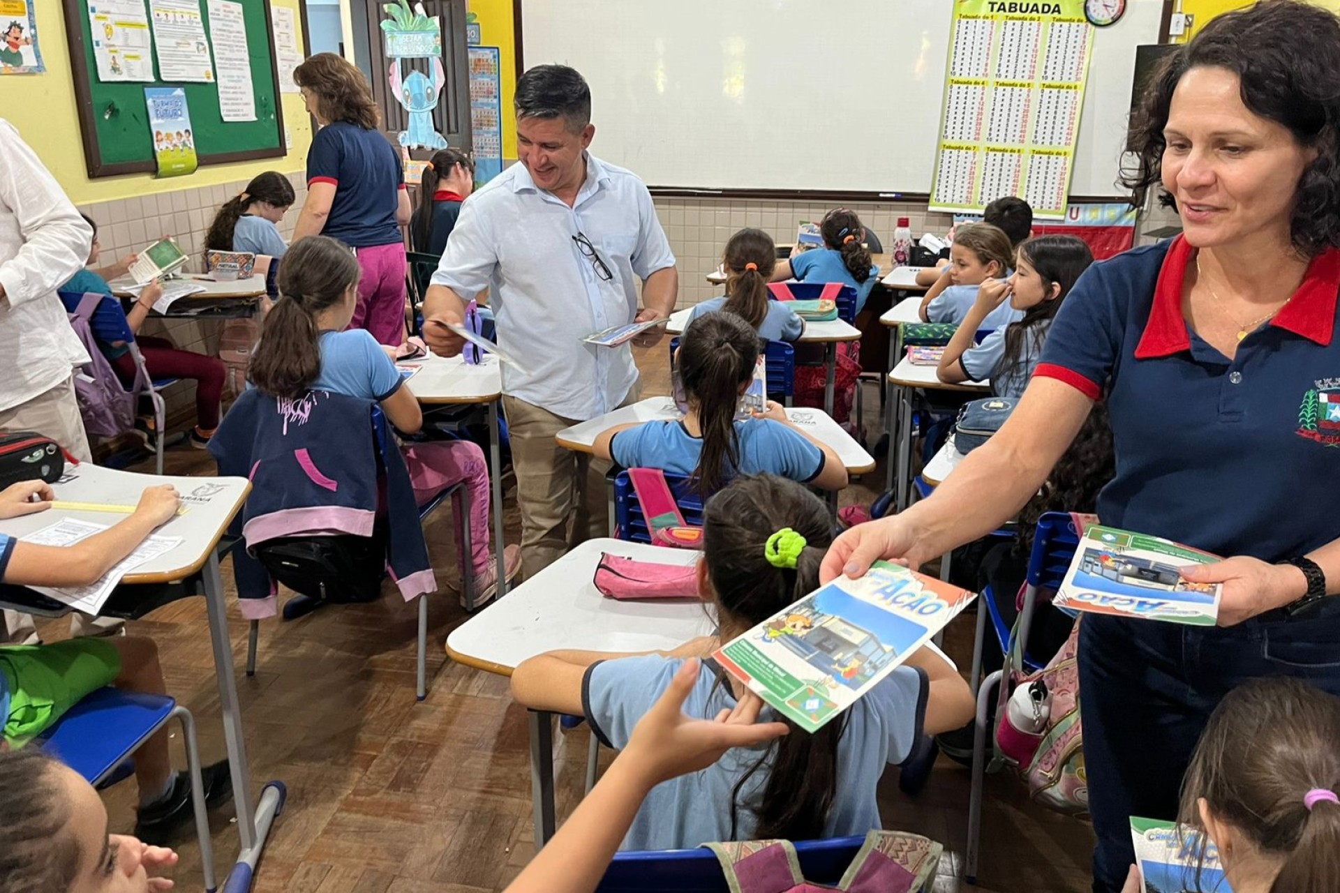 Câmara de Missal promove ação educativa com entrega de gibis “Câmara em Ação” nas escolas