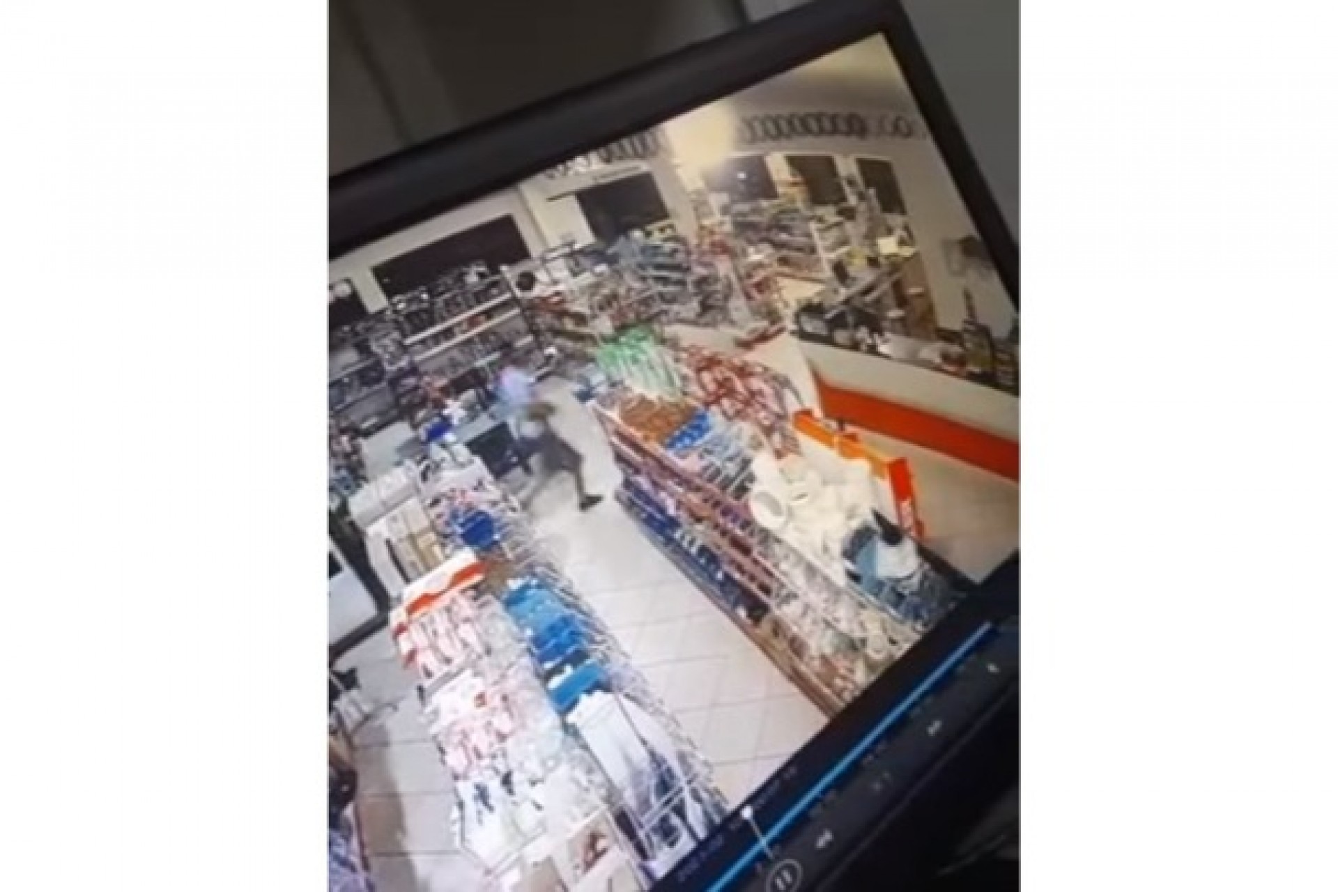 Câmera de segurança registra ação de bandido em loja de Missal