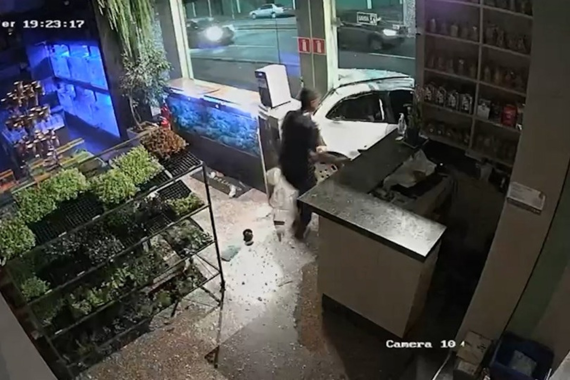 Câmeras flagram carro invadindo comércio em Foz do Iguaçu; trio fugia de atirador