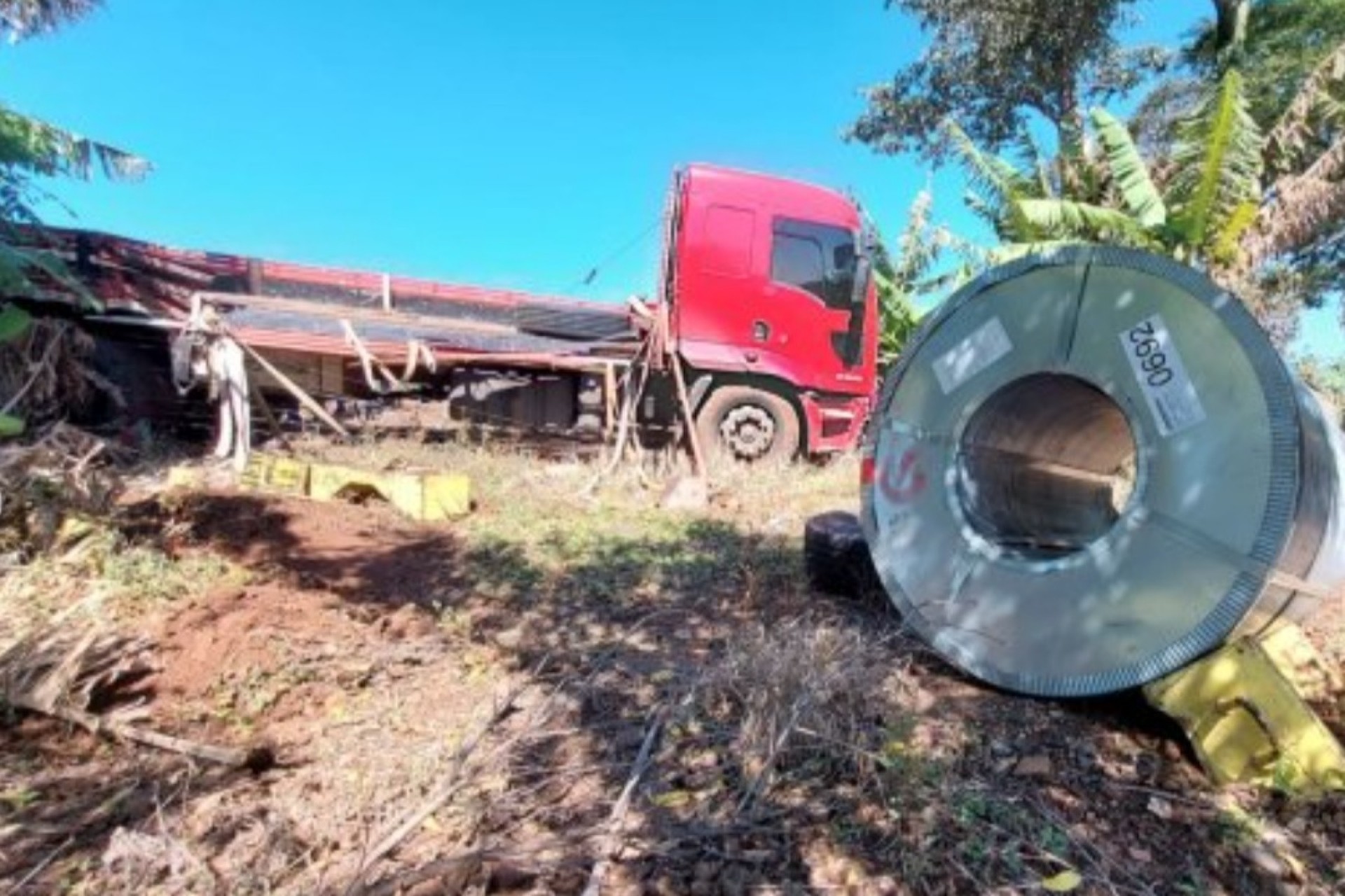 Caminhão bate em outro caminhão que havia tombado na PR-488 em Diamante do Oeste