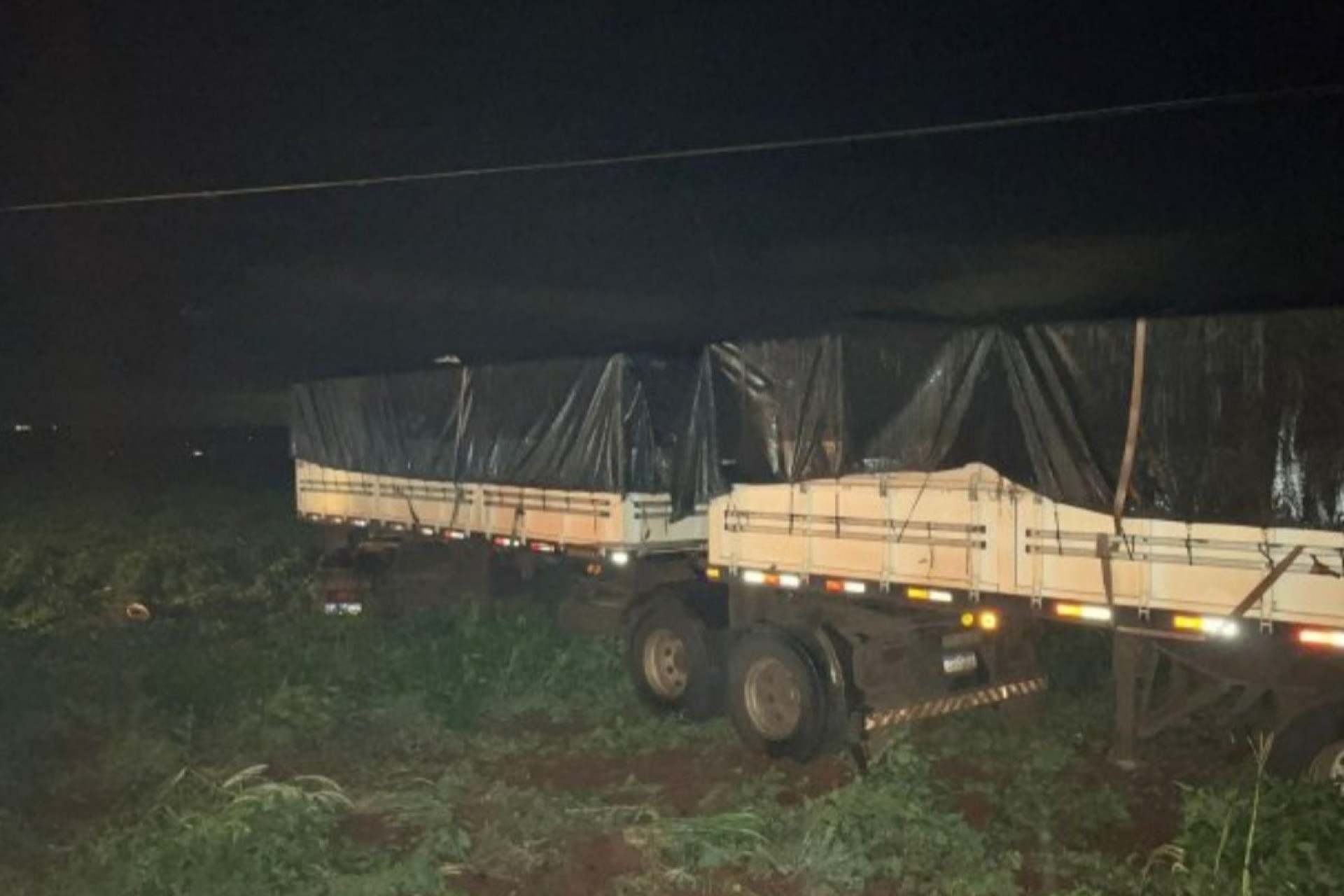 Caminhão bitrem invade lavoura de soja e atinge poste de energia na PR-495